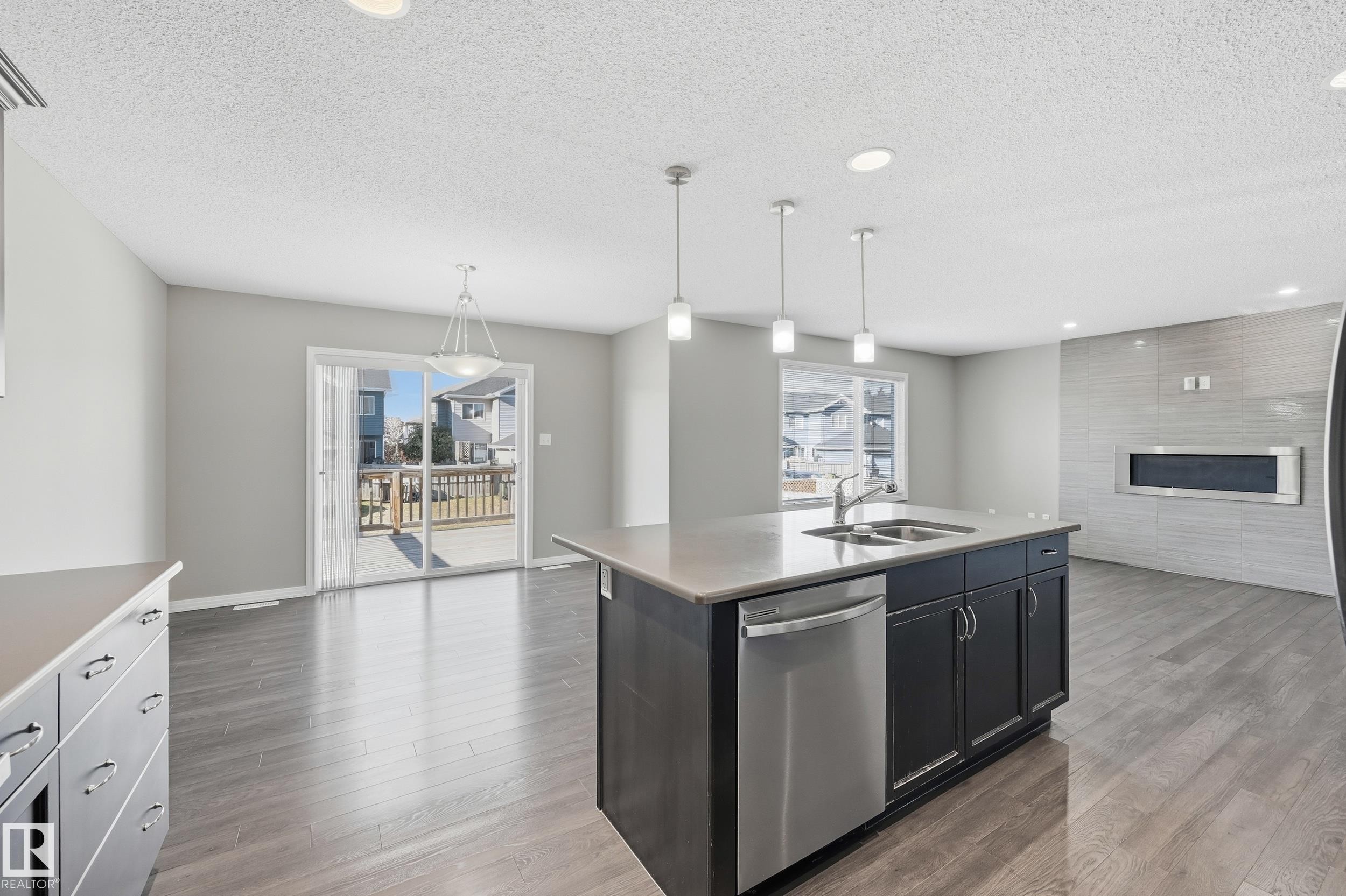 3528 Claxton Crescent, Edmonton, AB - Indoor Photo Showing Kitchen With Double Sink With Upgraded Kitchen