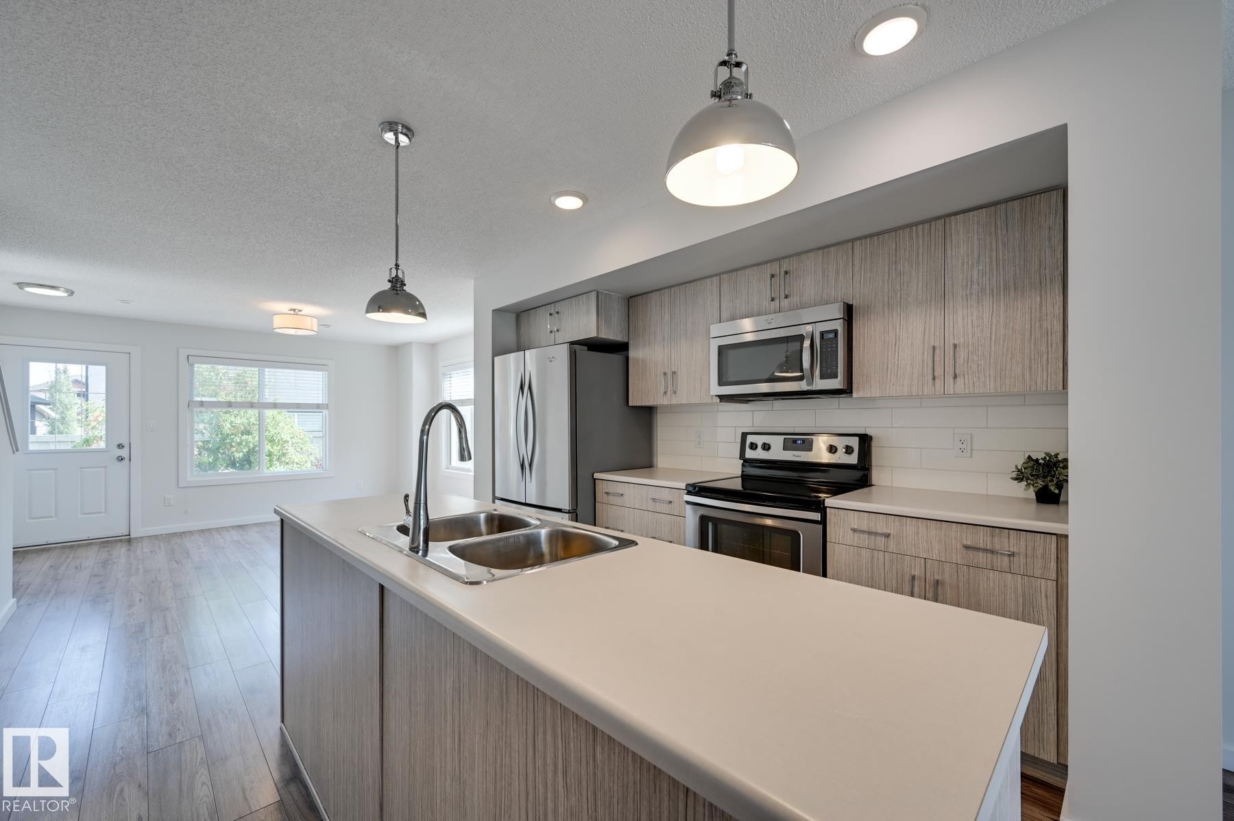 26 2215 24 Street, Edmonton, AB - Indoor Photo Showing Kitchen With Stainless Steel Kitchen With Double Sink With Upgraded Kitchen