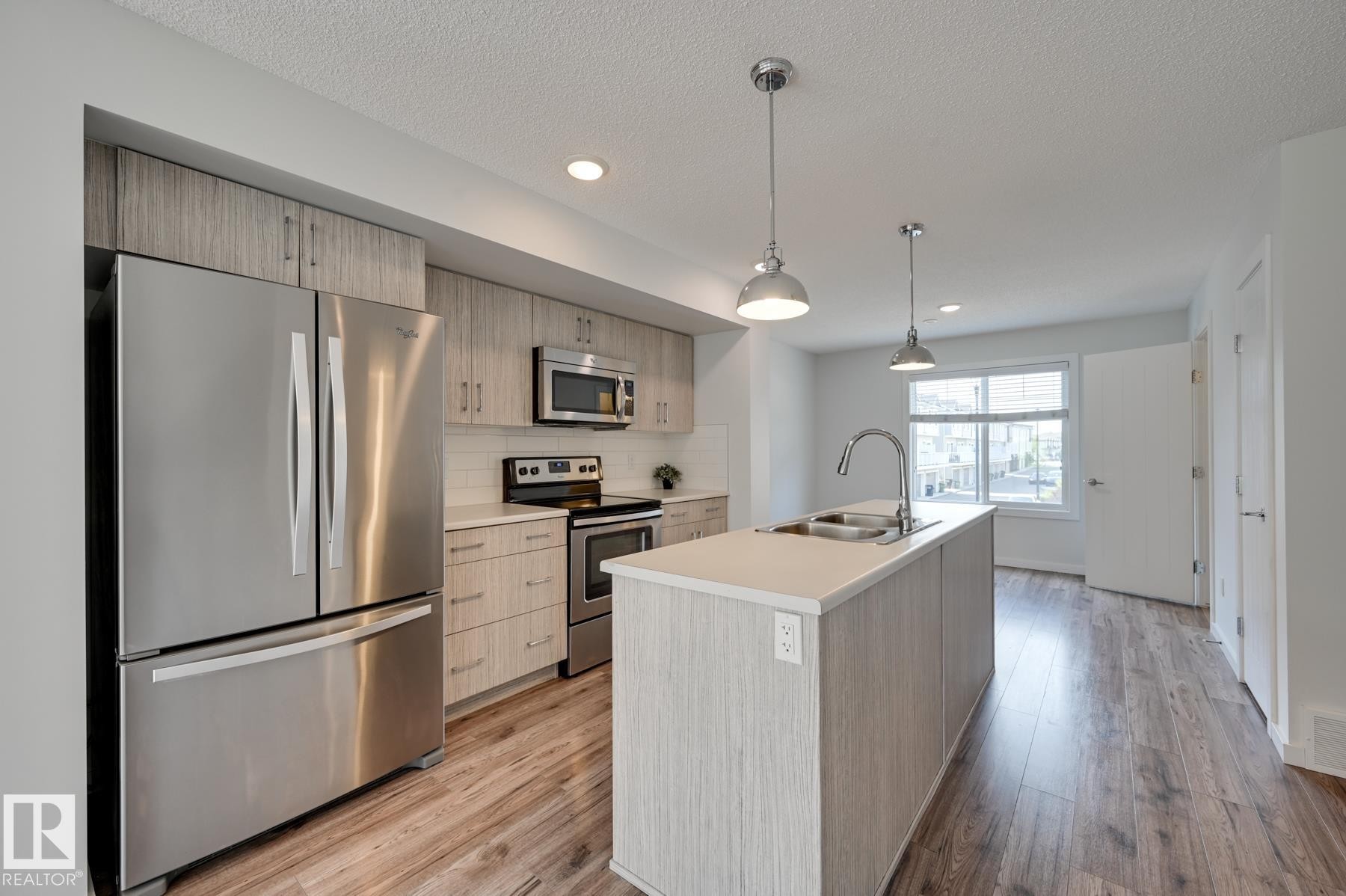 26 2215 24 Street, Edmonton, AB - Indoor Photo Showing Kitchen With Stainless Steel Kitchen With Double Sink With Upgraded Kitchen
