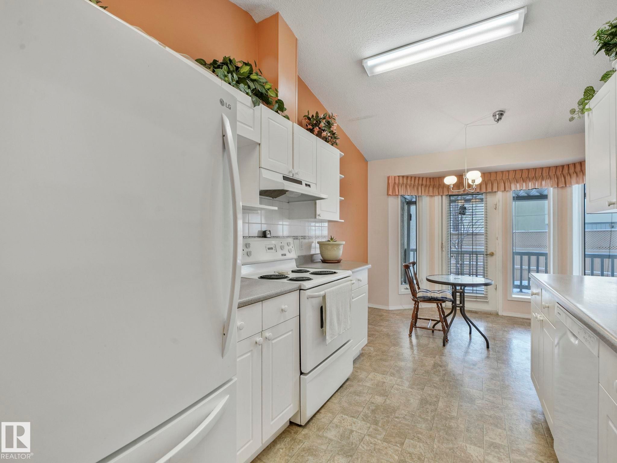 Edmonton, AB - Indoor Photo Showing Kitchen