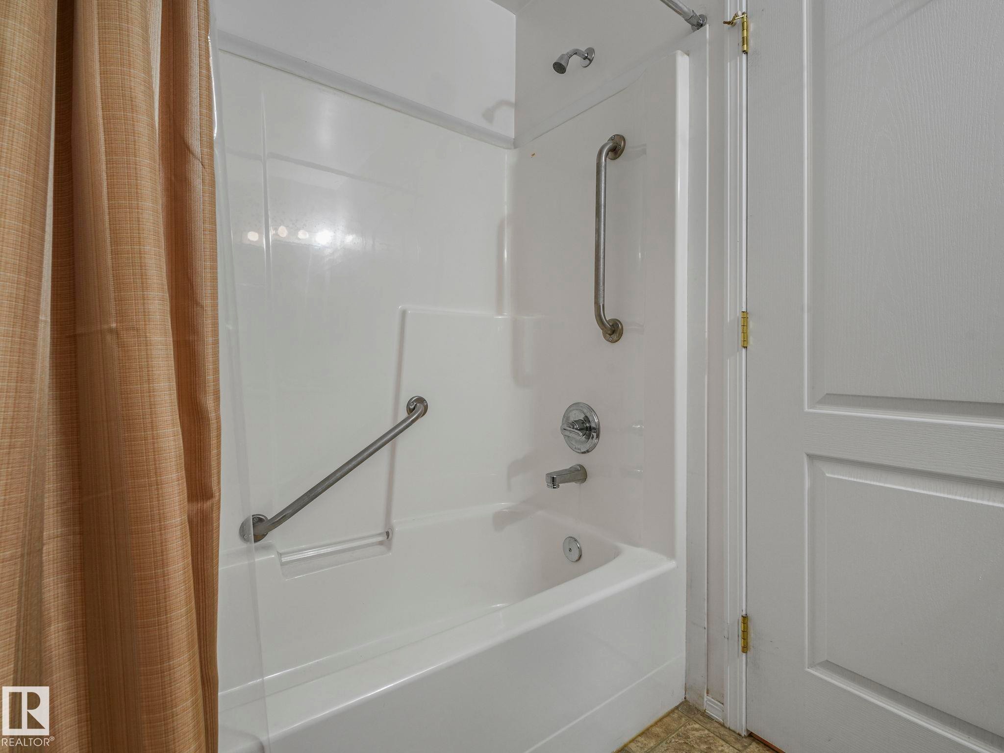 Edmonton, AB - Indoor Photo Showing Bathroom