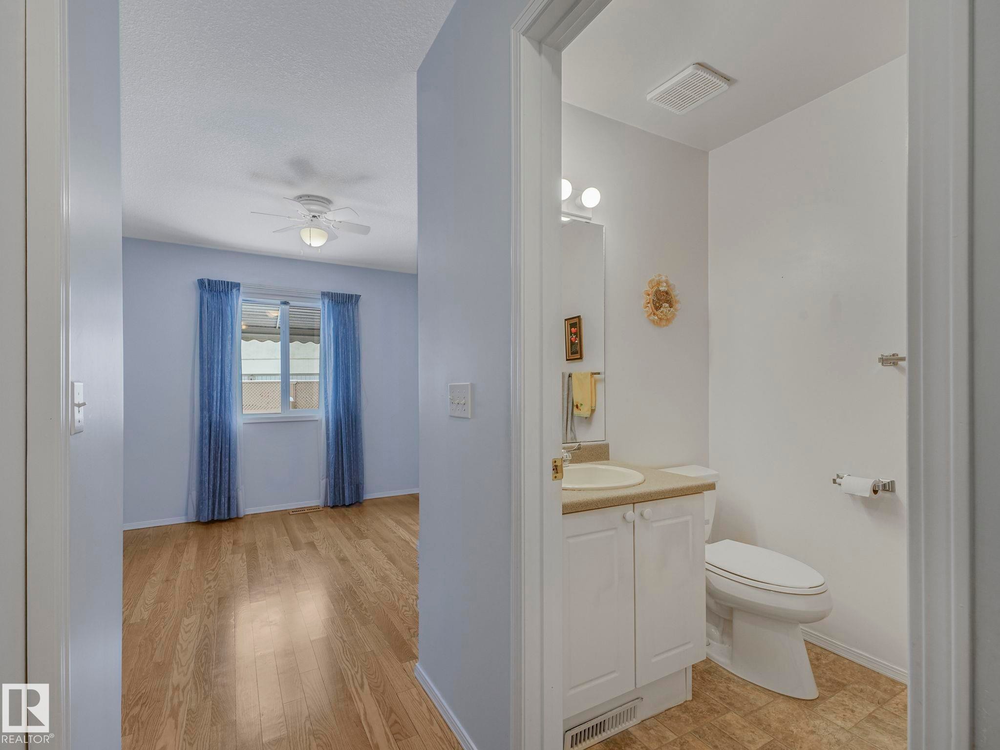 Edmonton, AB - Indoor Photo Showing Bathroom