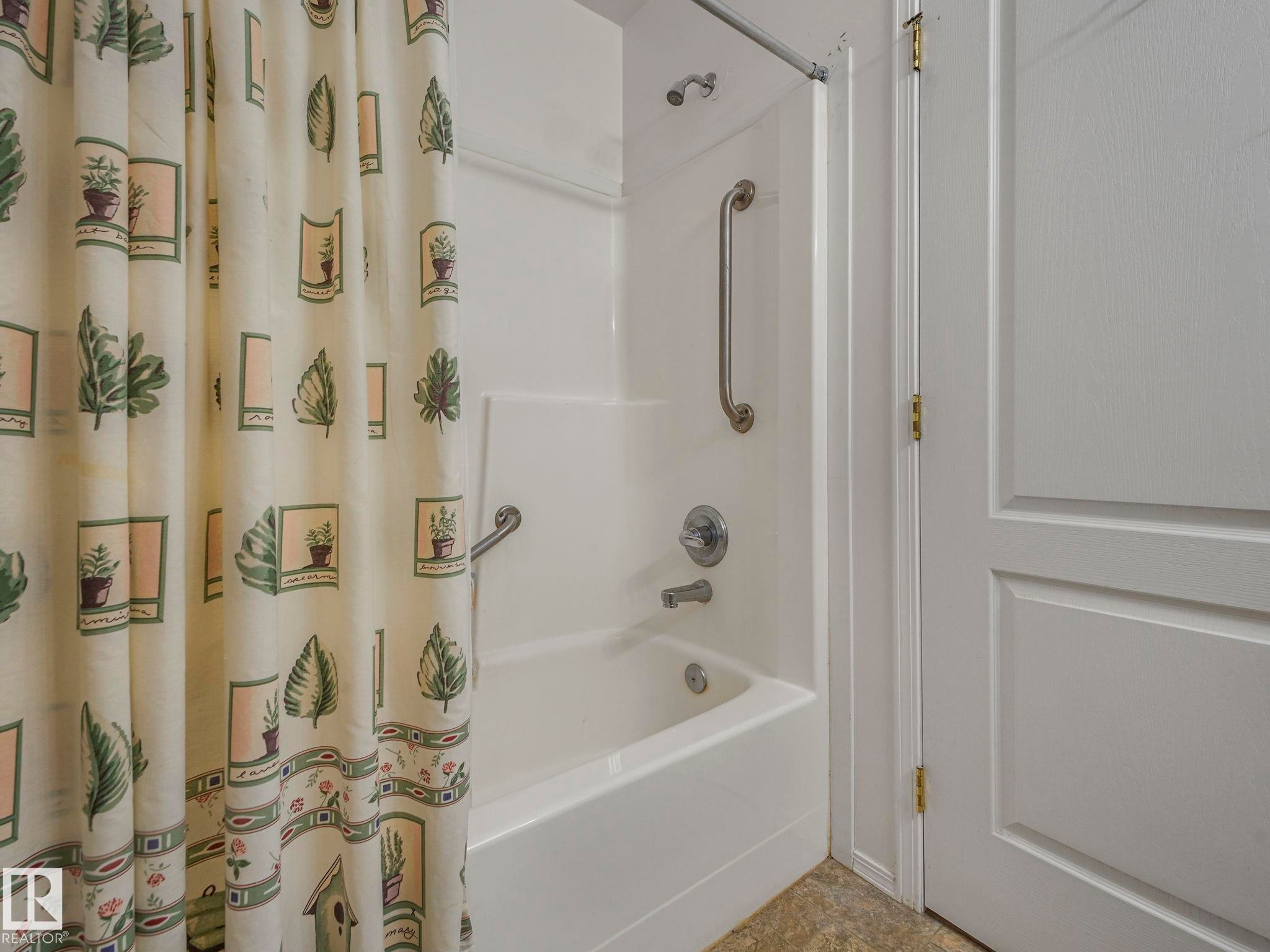 Edmonton, AB - Indoor Photo Showing Bathroom