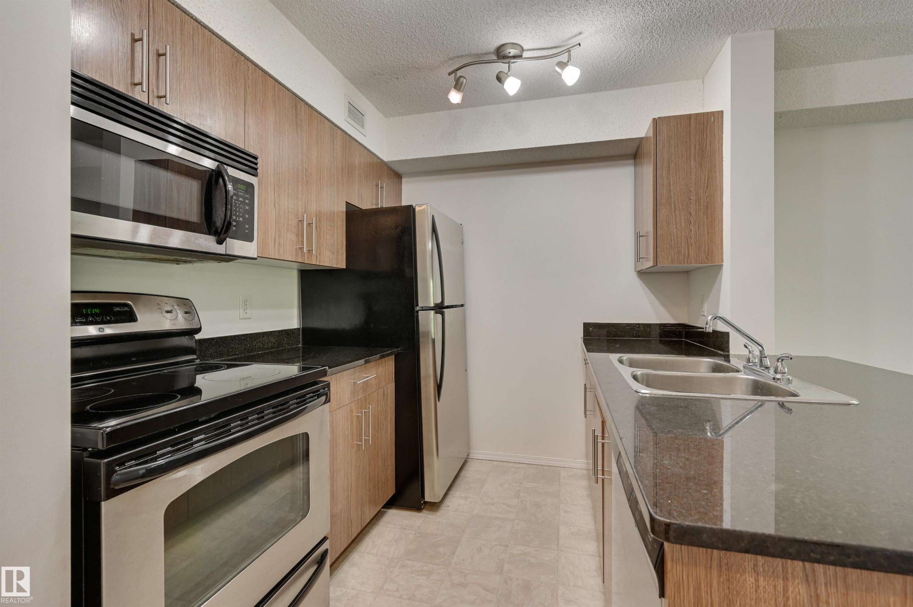 303 530 Watt Boulevard, Edmonton, AB - Indoor Photo Showing Kitchen With Double Sink