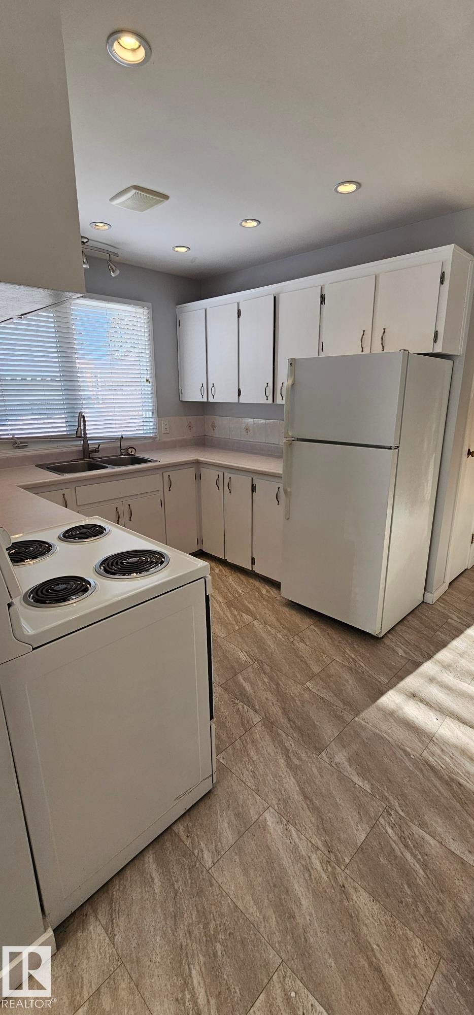 10712 159 Street, Edmonton, AB - Indoor Photo Showing Kitchen