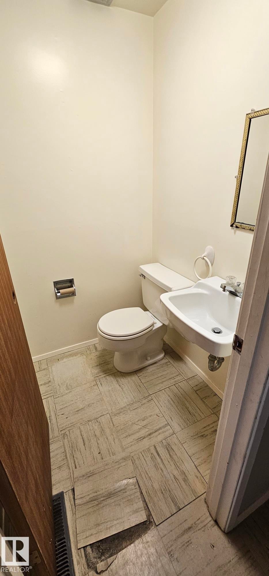 10712 159 Street, Edmonton, AB - Indoor Photo Showing Bathroom