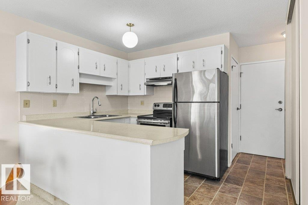 23 Pineview Horizon Village, St. Albert, AB - Indoor Photo Showing Kitchen With Double Sink