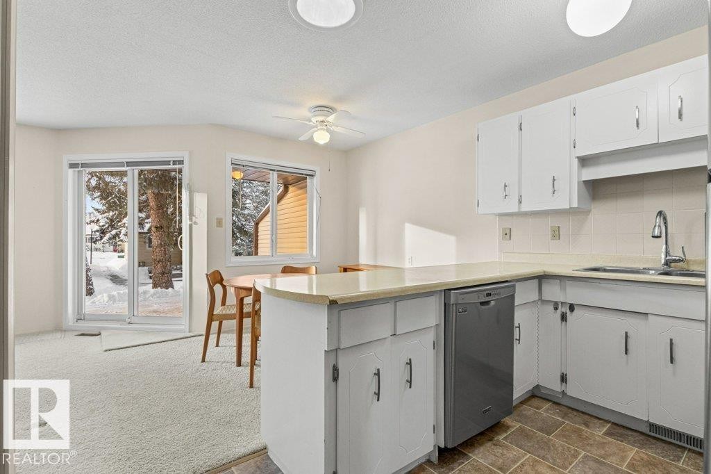 23 Pineview Horizon Village, St. Albert, AB - Indoor Photo Showing Kitchen With Double Sink