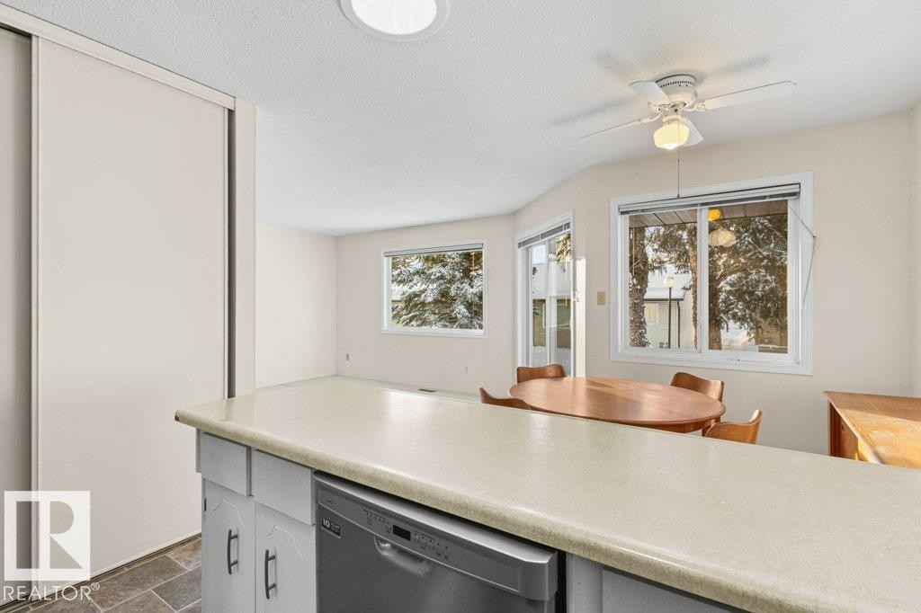 23 Pineview Horizon Village, St. Albert, AB - Indoor Photo Showing Kitchen