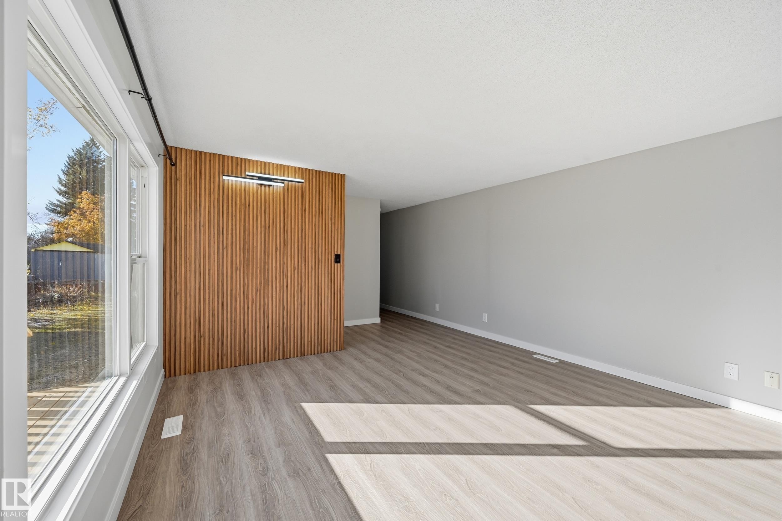 2 Cliff Crescent, Edmonton, AB - Indoor