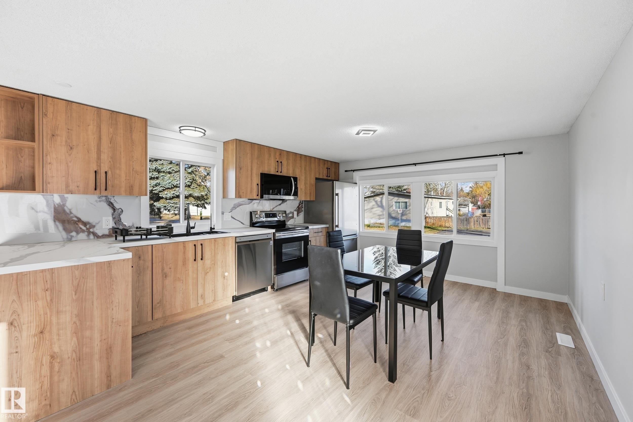 2 Cliff Crescent, Edmonton, AB - Indoor Photo Showing Kitchen