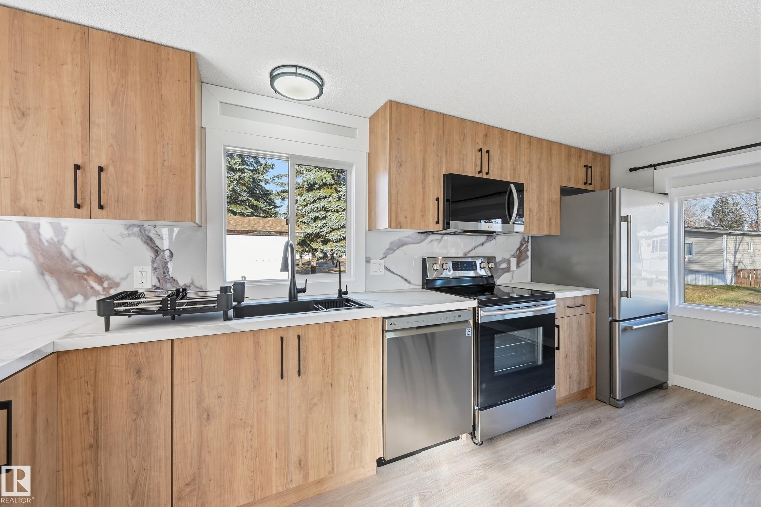 2 Cliff Crescent, Edmonton, AB - Indoor Photo Showing Kitchen With Stainless Steel Kitchen