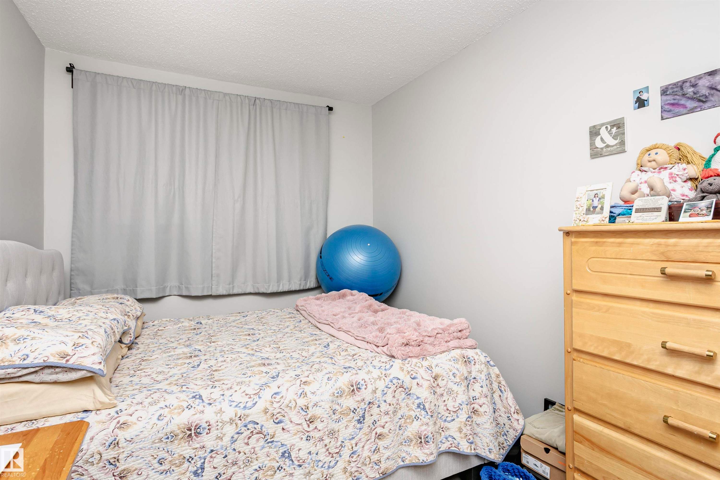 Bedroom with a textured ceiling - 3103 109 Street, Edmonton, AB - Indoor Photo Showing Bedroom