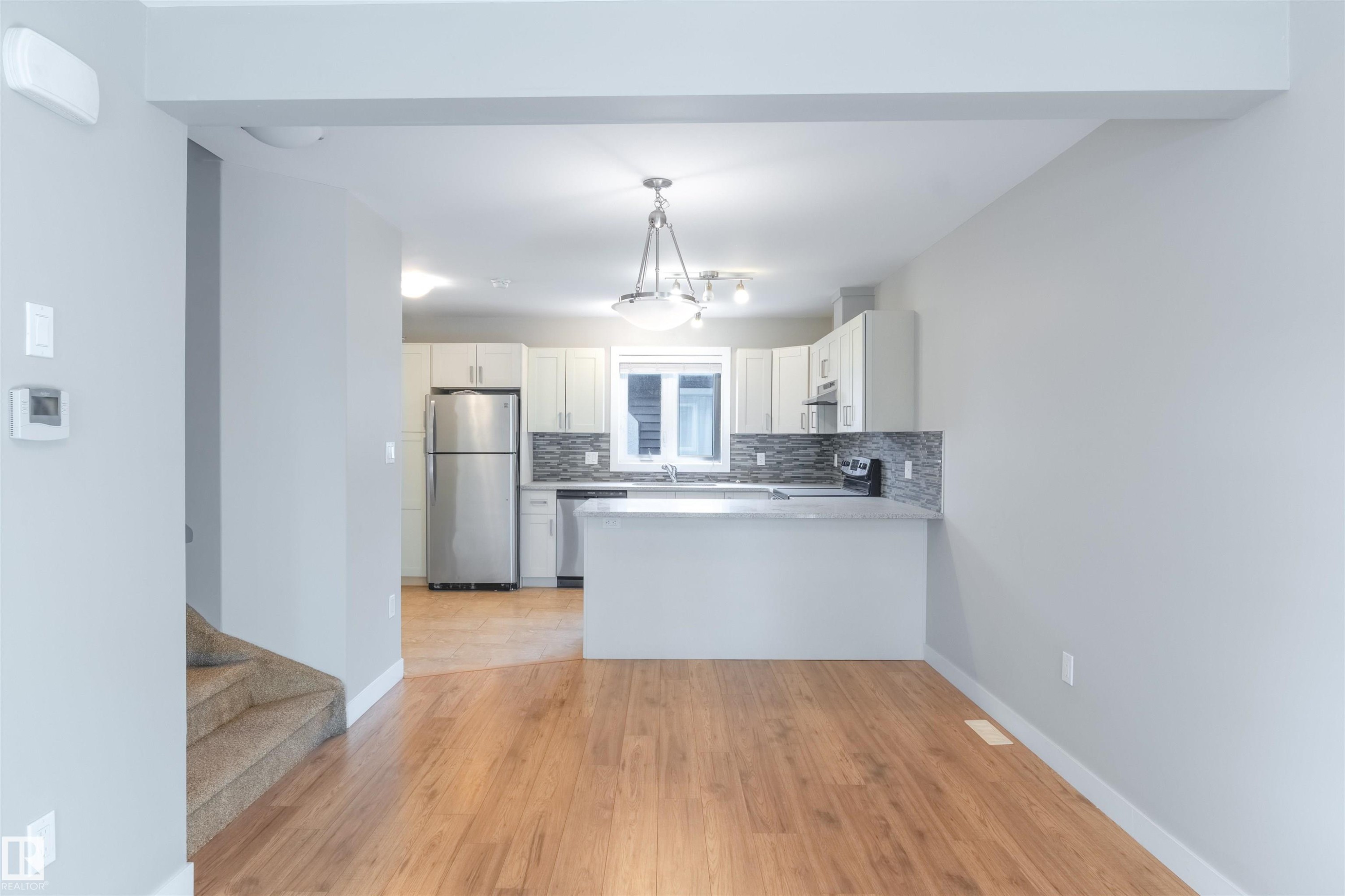 10204 113 Avenue, Edmonton, AB - Indoor Photo Showing Kitchen