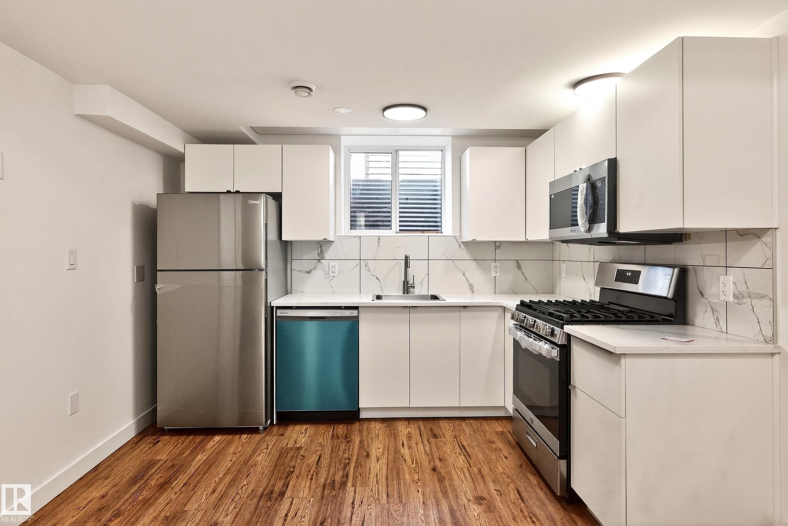 10204 113 Avenue, Edmonton, AB - Indoor Photo Showing Kitchen