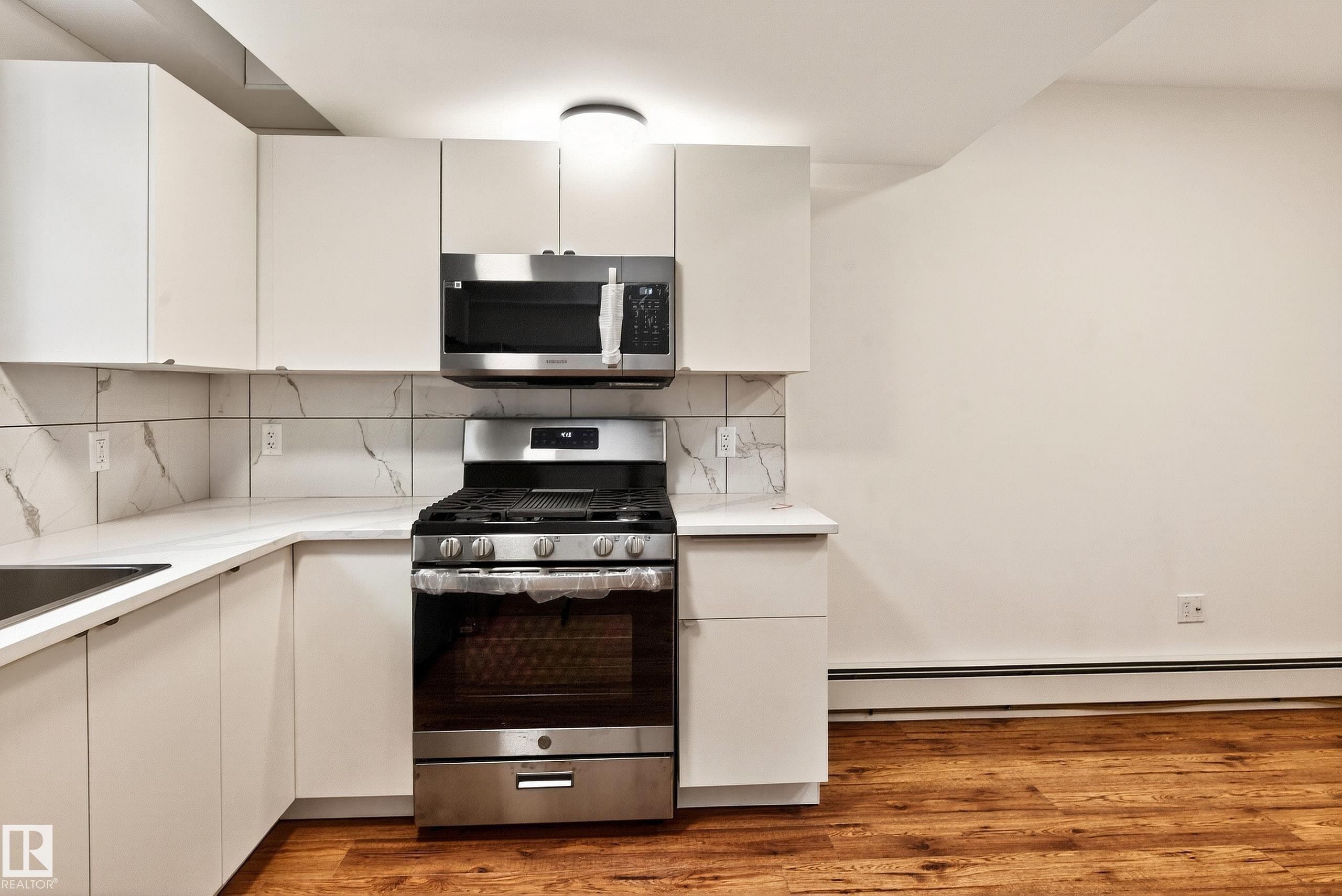 10204 113 Avenue, Edmonton, AB - Indoor Photo Showing Kitchen