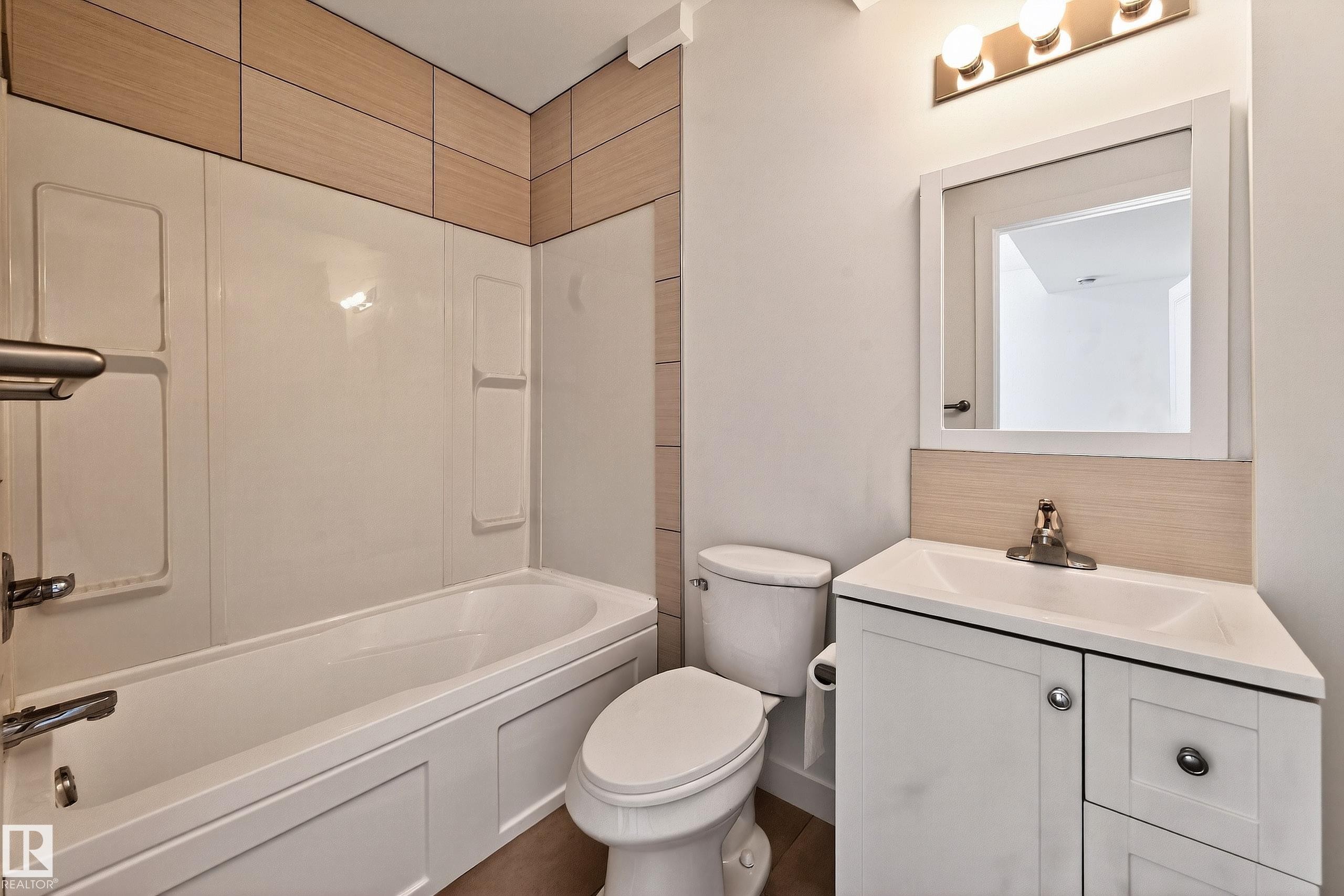 10204 113 Avenue, Edmonton, AB - Indoor Photo Showing Bathroom