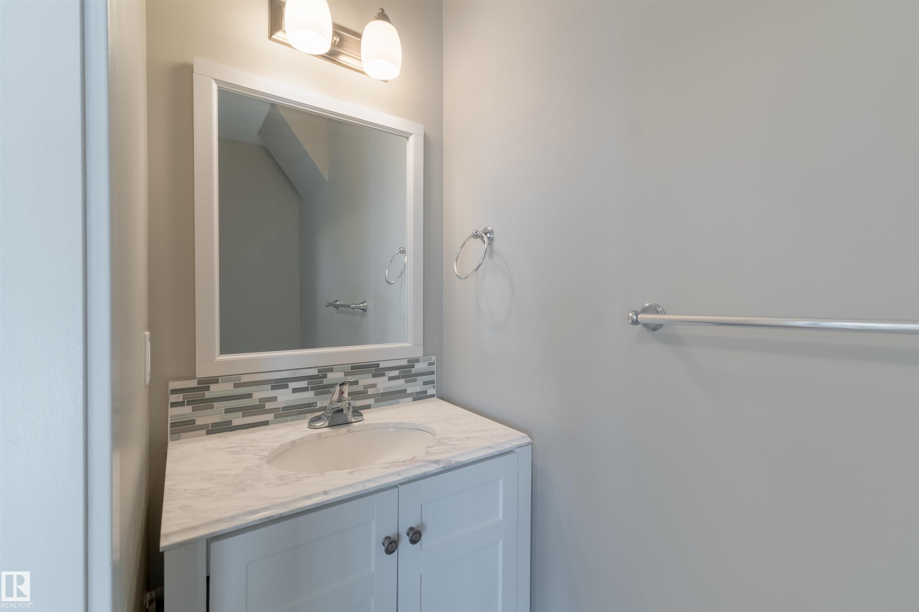 10204 113 Avenue, Edmonton, AB - Indoor Photo Showing Bathroom