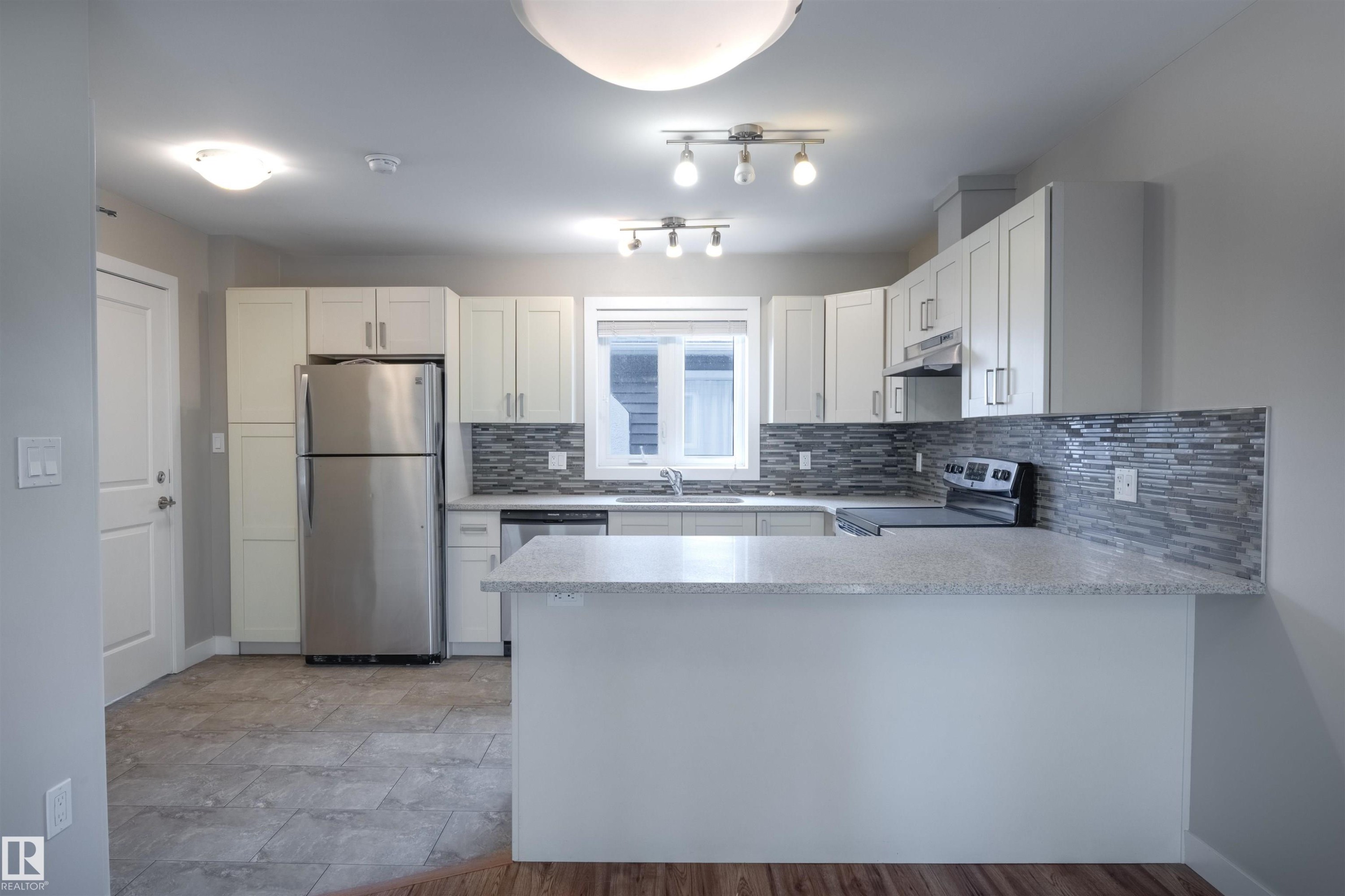 10204 113 Avenue, Edmonton, AB - Indoor Photo Showing Kitchen