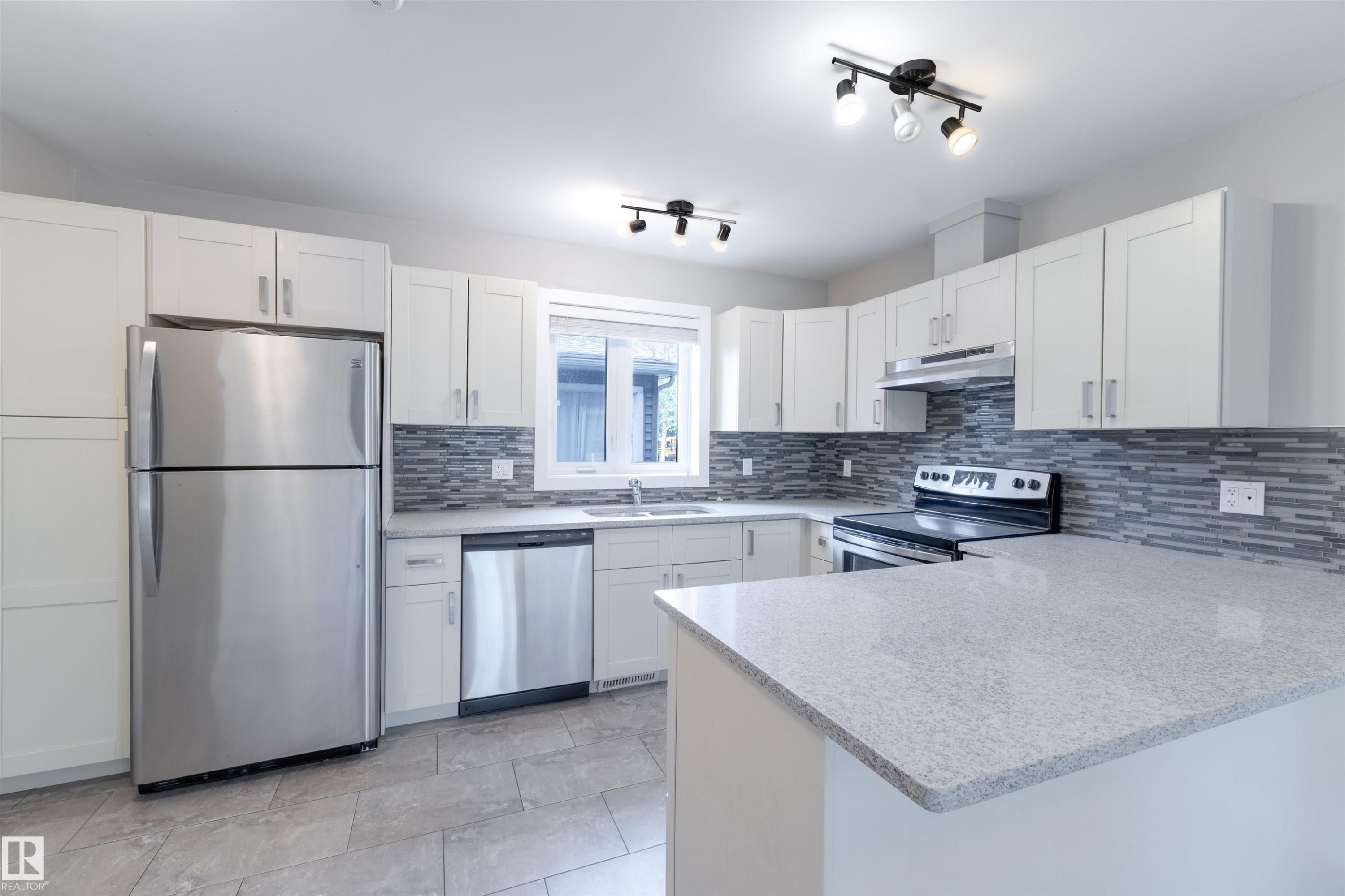 10204 113 Avenue, Edmonton, AB - Indoor Photo Showing Kitchen With Upgraded Kitchen