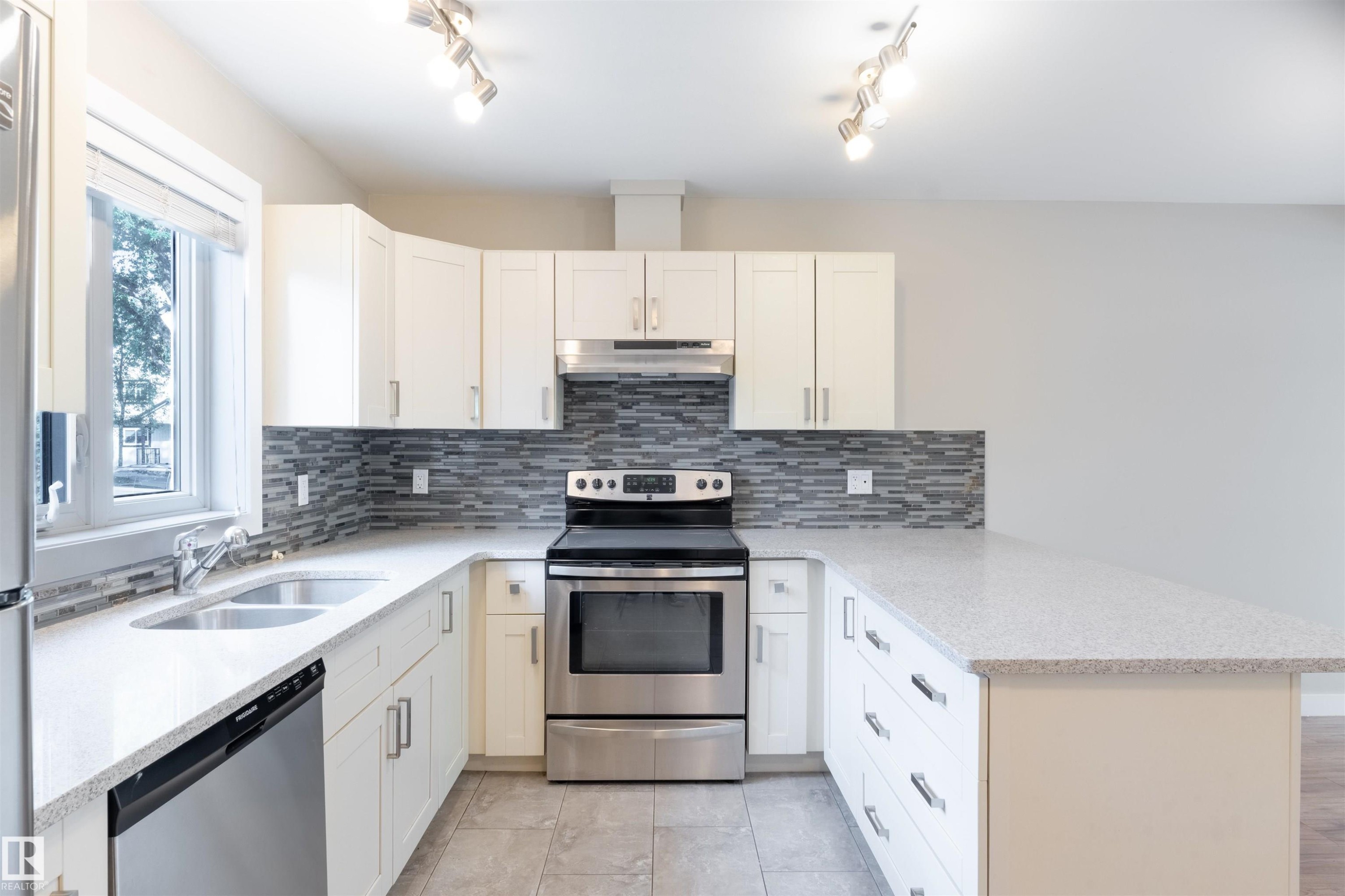 10204 113 Avenue, Edmonton, AB - Indoor Photo Showing Kitchen With Double Sink With Upgraded Kitchen