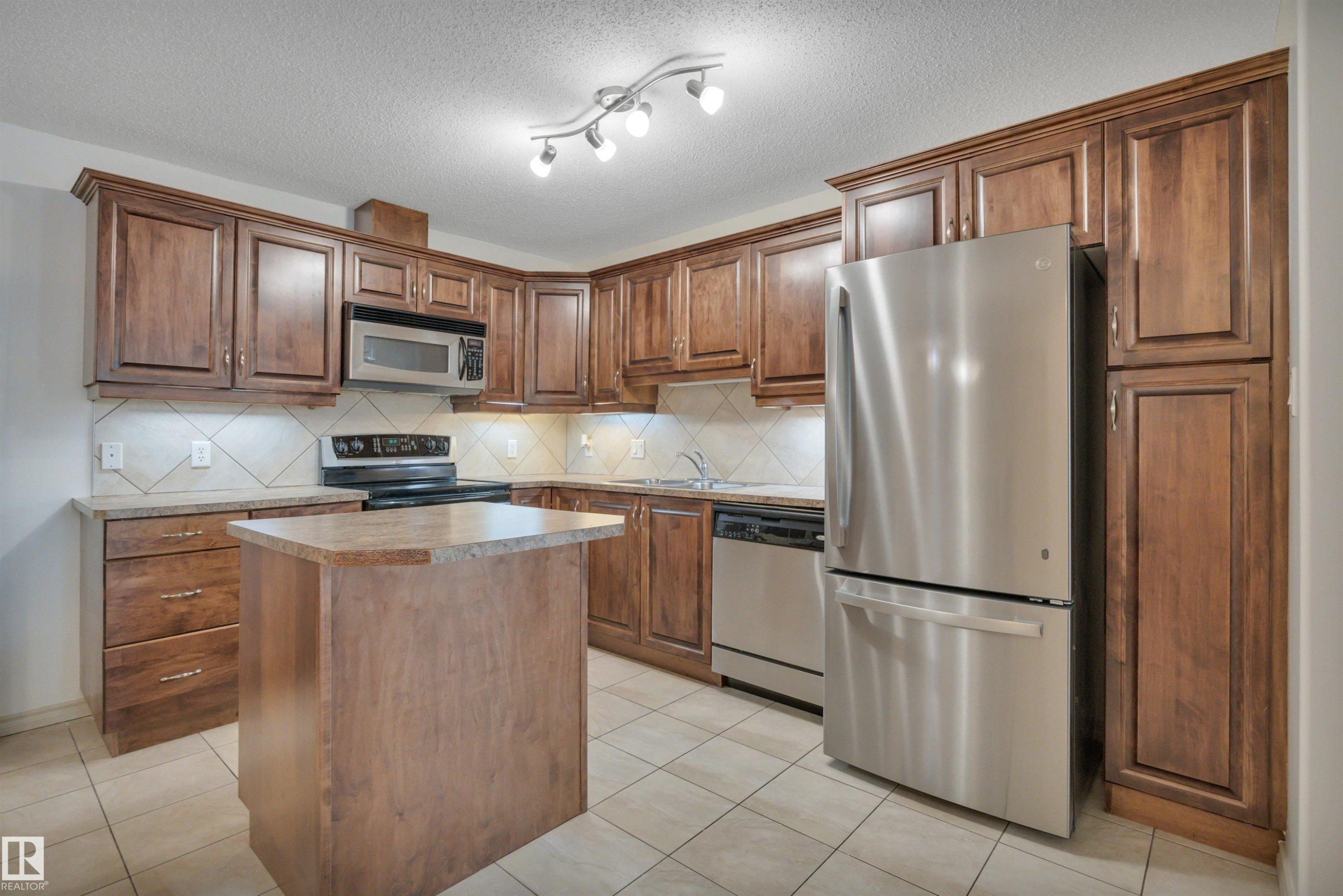 119 16035 132 Street, Edmonton, AB - Indoor Photo Showing Kitchen