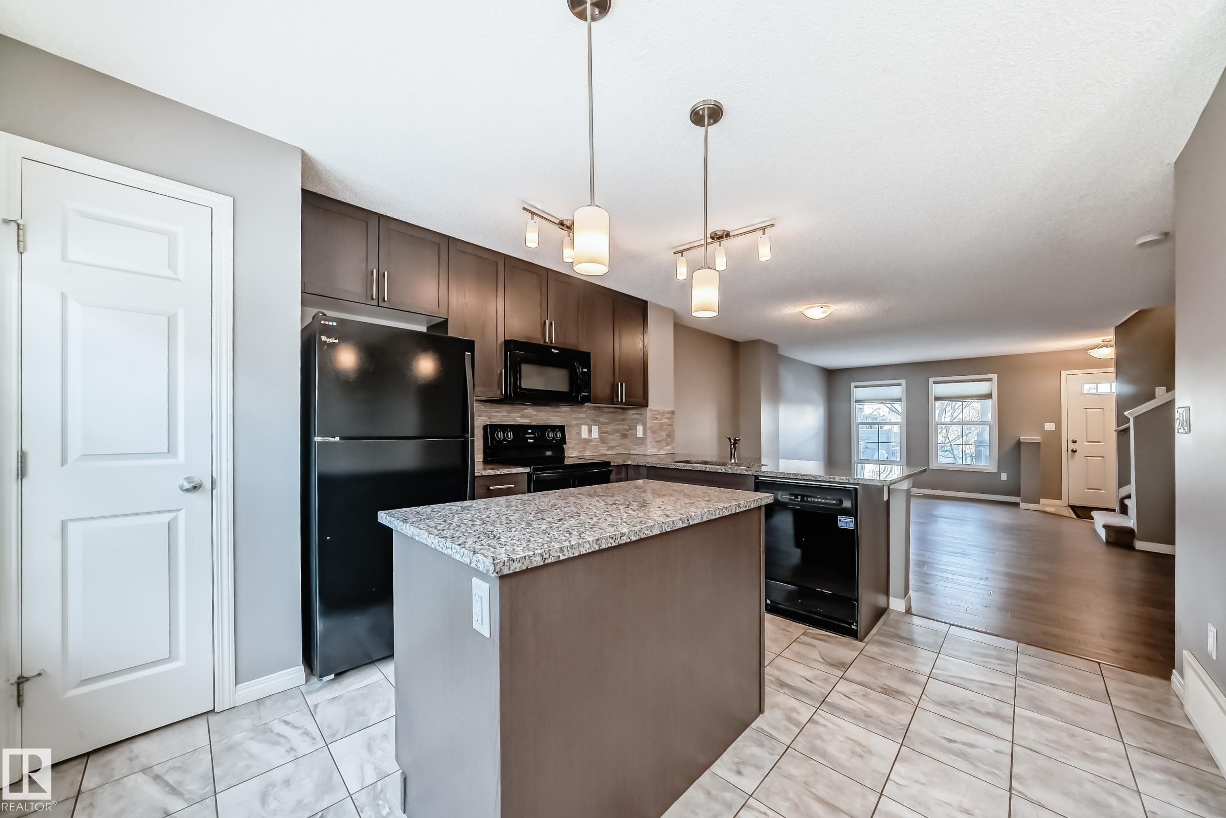 46 4029 Orchards Drive, Edmonton, AB - Indoor Photo Showing Kitchen
