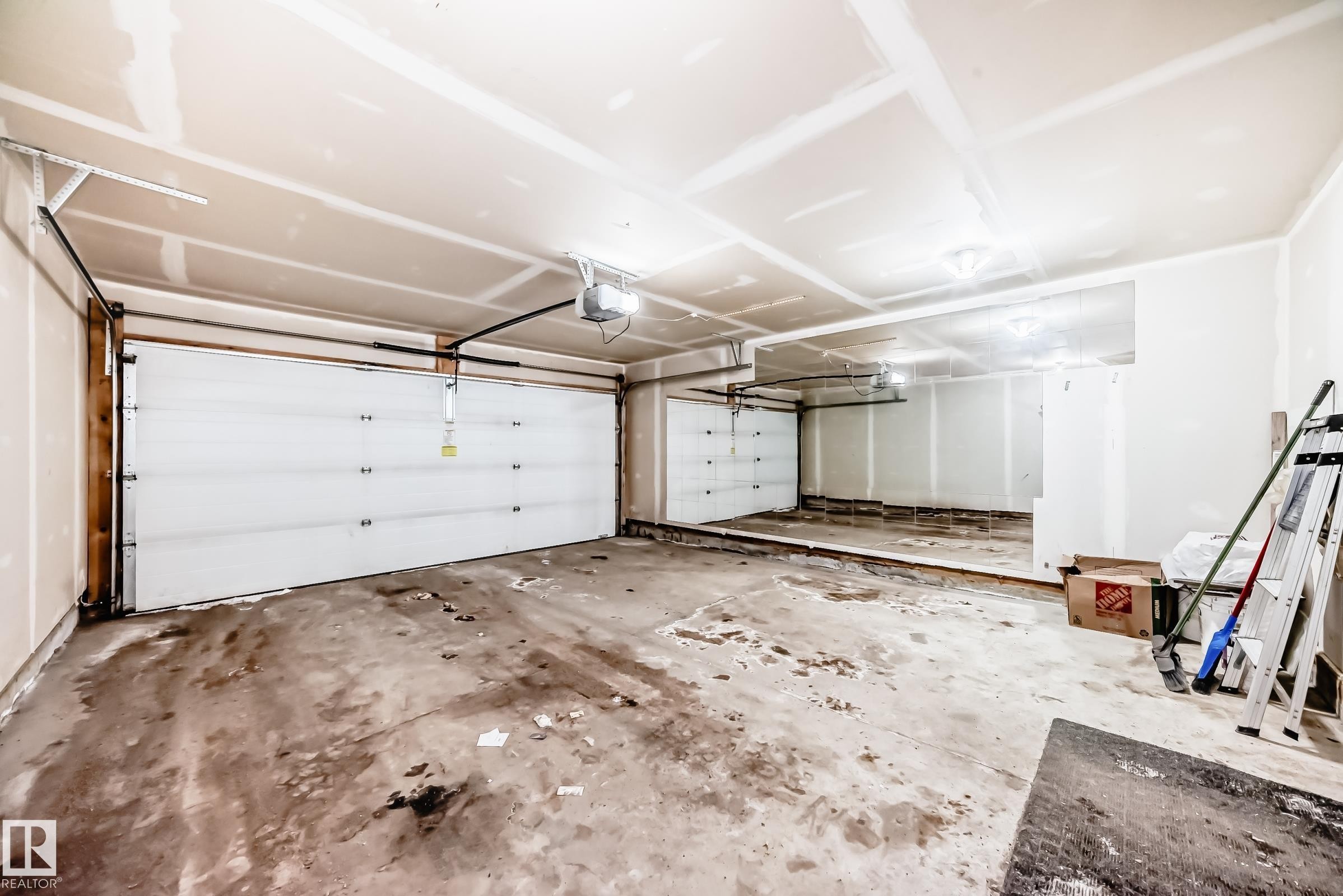 46 4029 Orchards Drive, Edmonton, AB - Indoor Photo Showing Garage