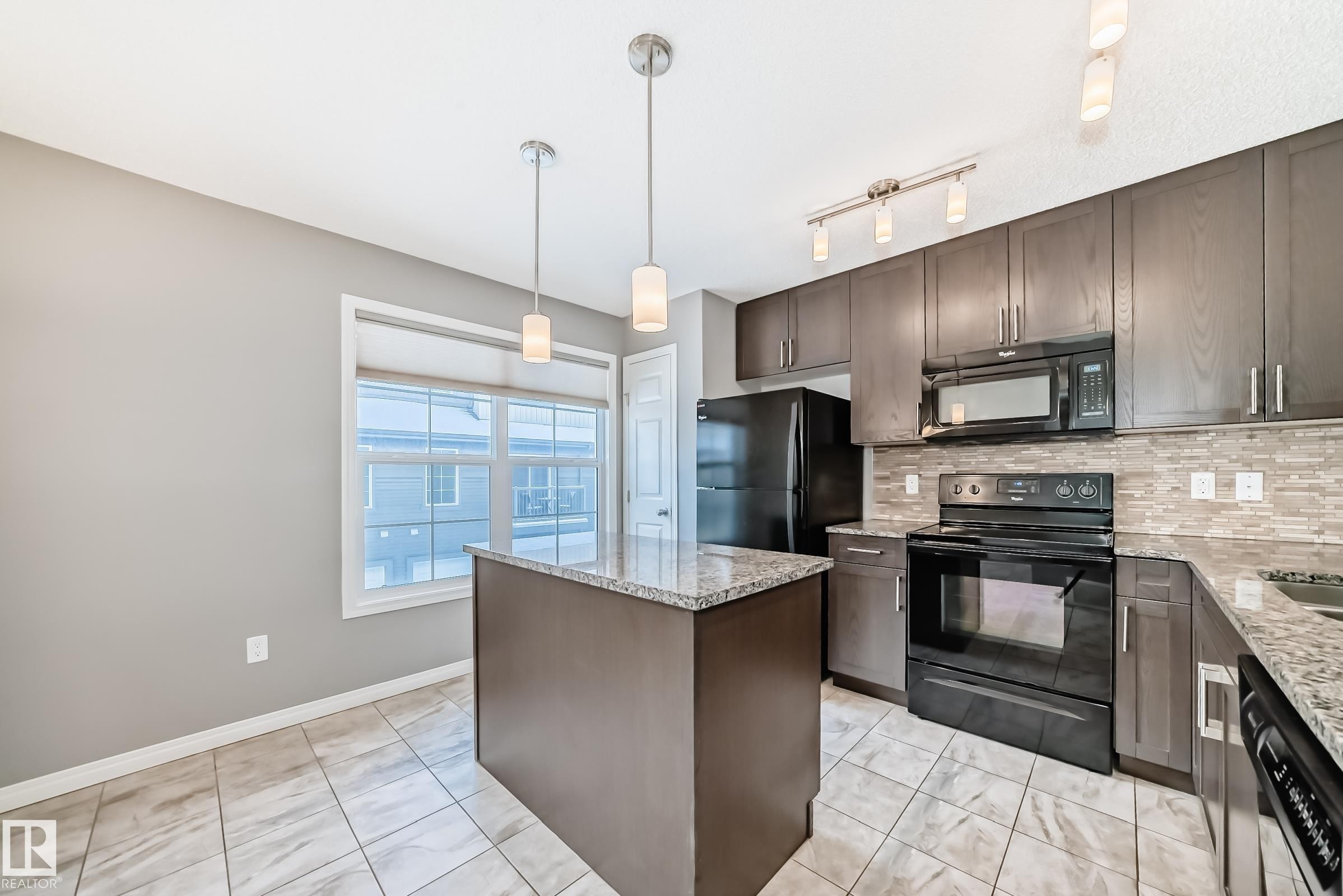 46 4029 Orchards Drive, Edmonton, AB - Indoor Photo Showing Kitchen With Double Sink With Upgraded Kitchen