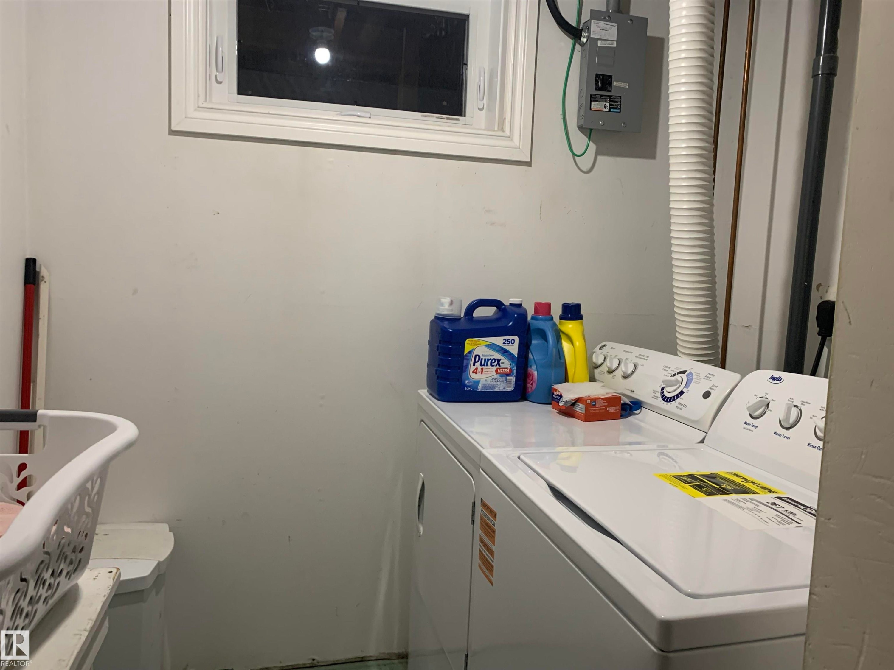 4828 52 Avenue, Viking, AB - Indoor Photo Showing Laundry Room