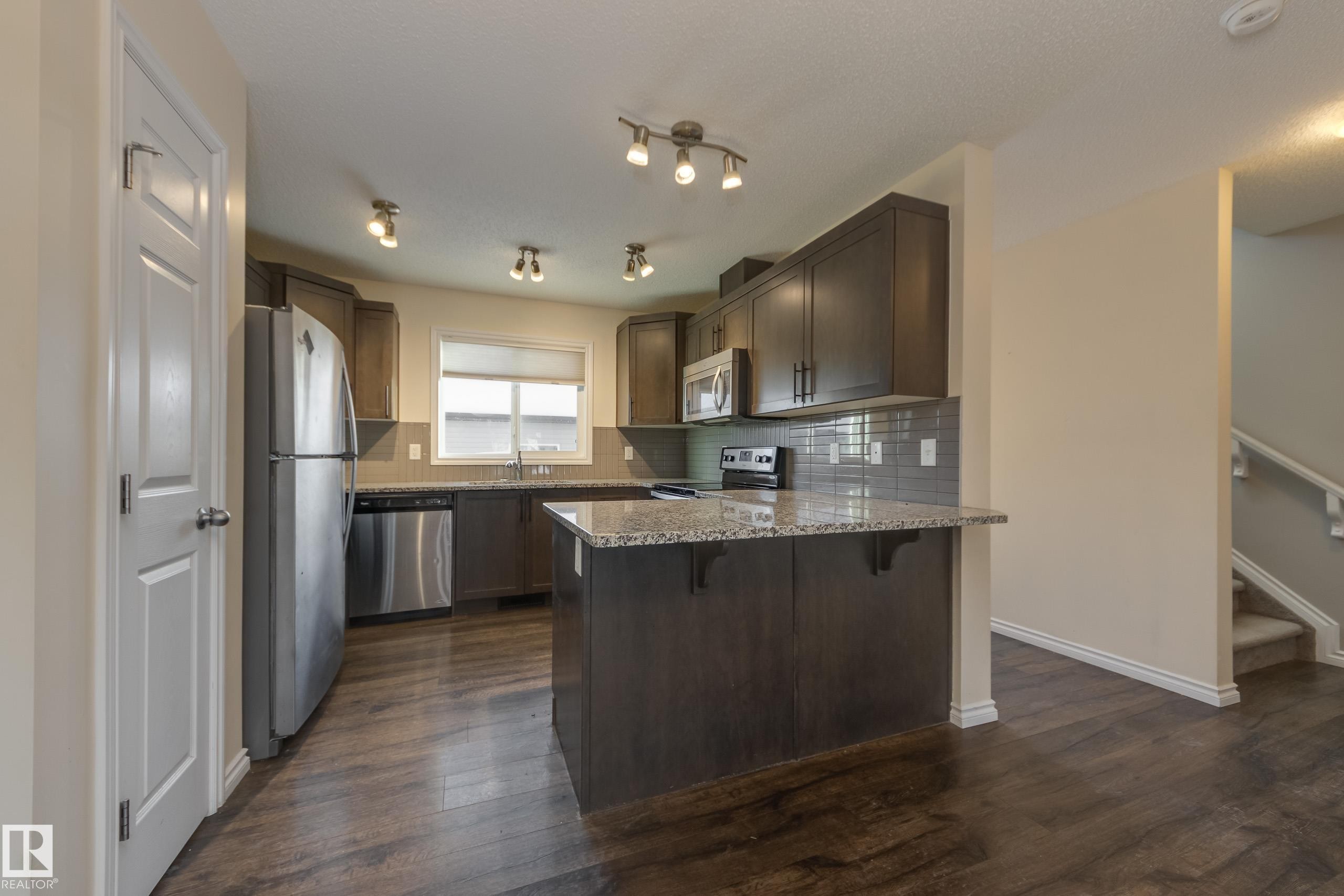 1438 Watt Drive, Edmonton, AB - Indoor Photo Showing Kitchen With Upgraded Kitchen