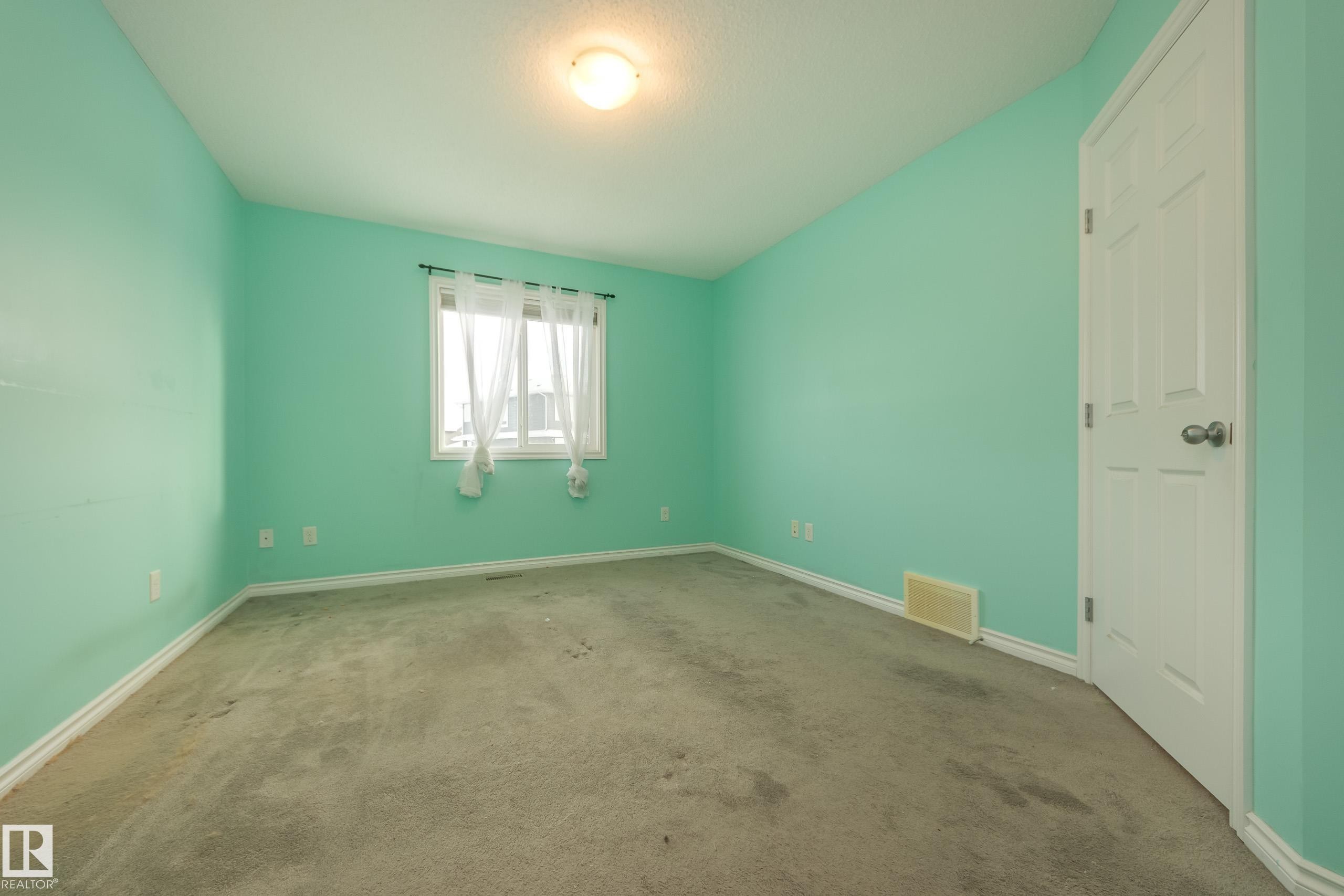 1438 Watt Drive, Edmonton, AB - Indoor Photo Showing Other Room