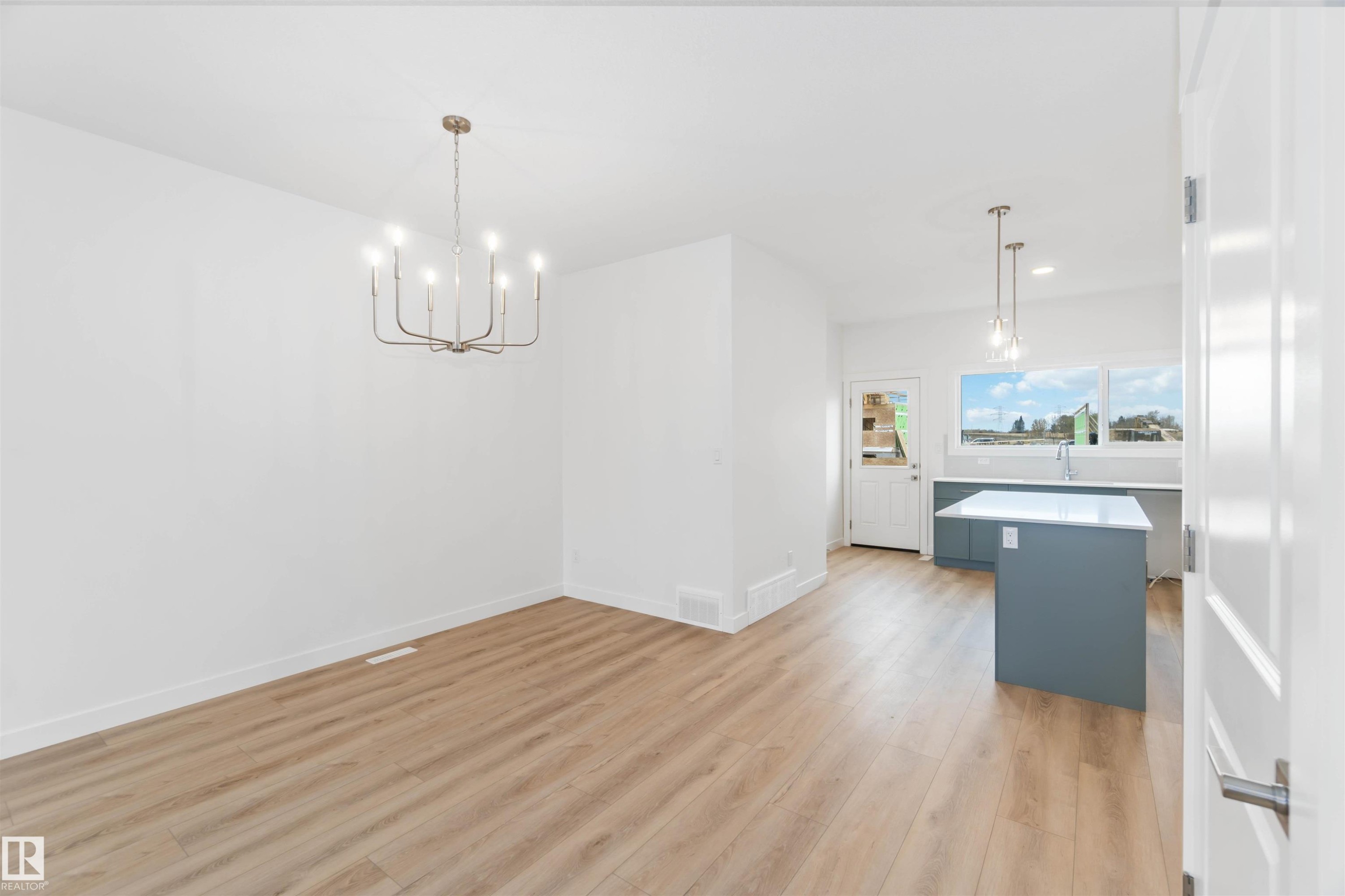 1013 Aster Boulevard, Edmonton, AB - Indoor Photo Showing Kitchen