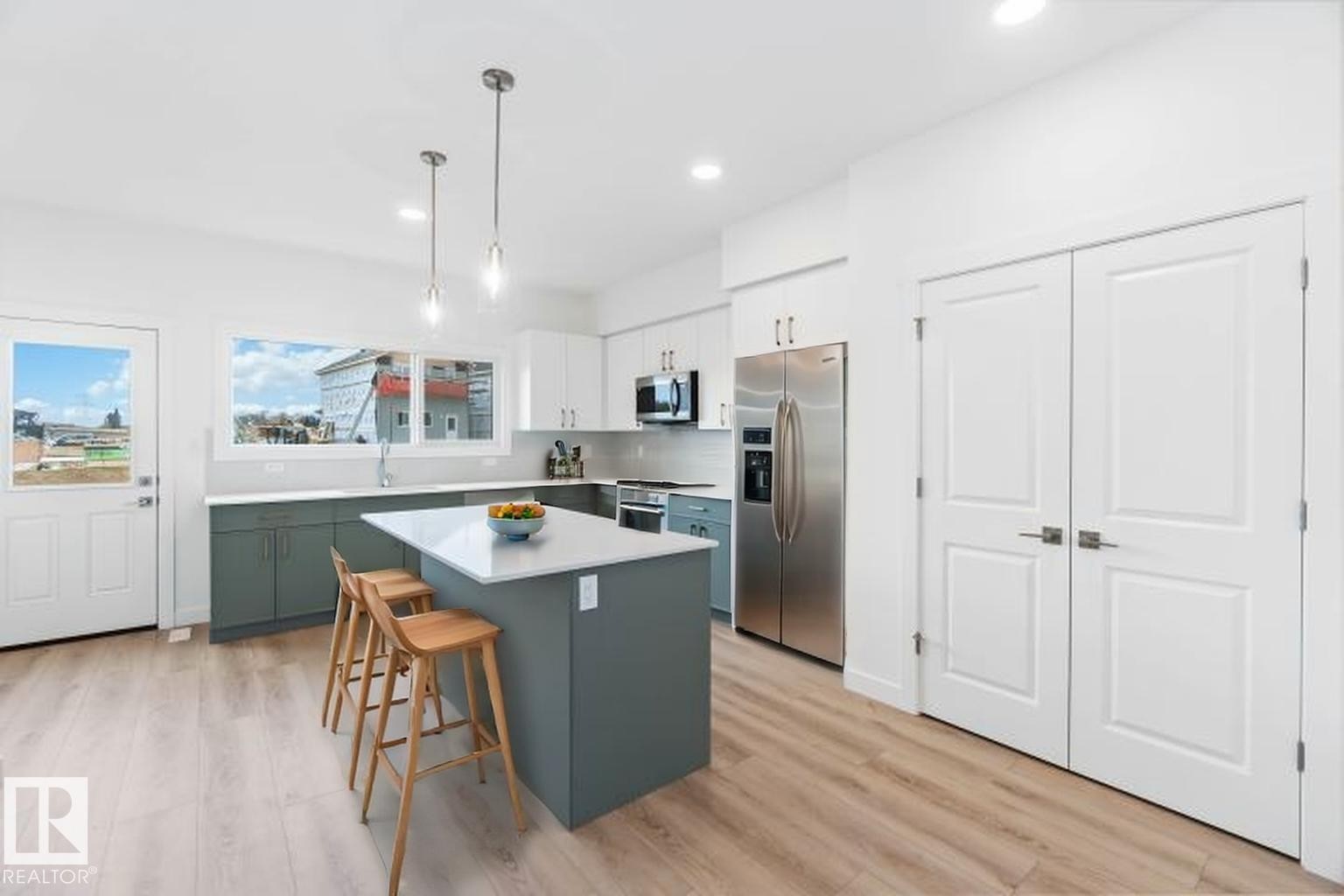 1013 Aster Boulevard, Edmonton, AB - Indoor Photo Showing Kitchen