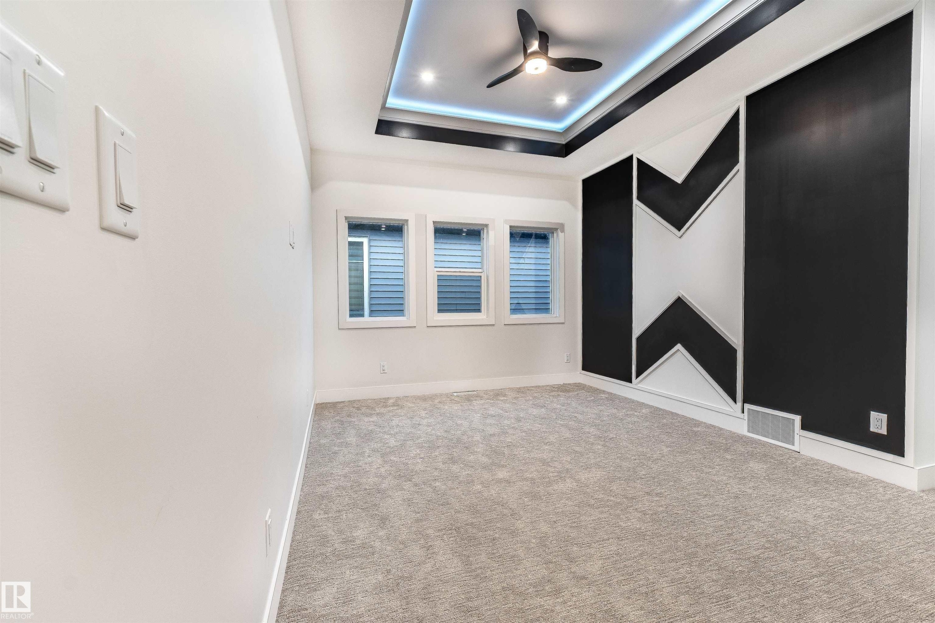 Edmonton, AB - Indoor Photo Showing Other Room