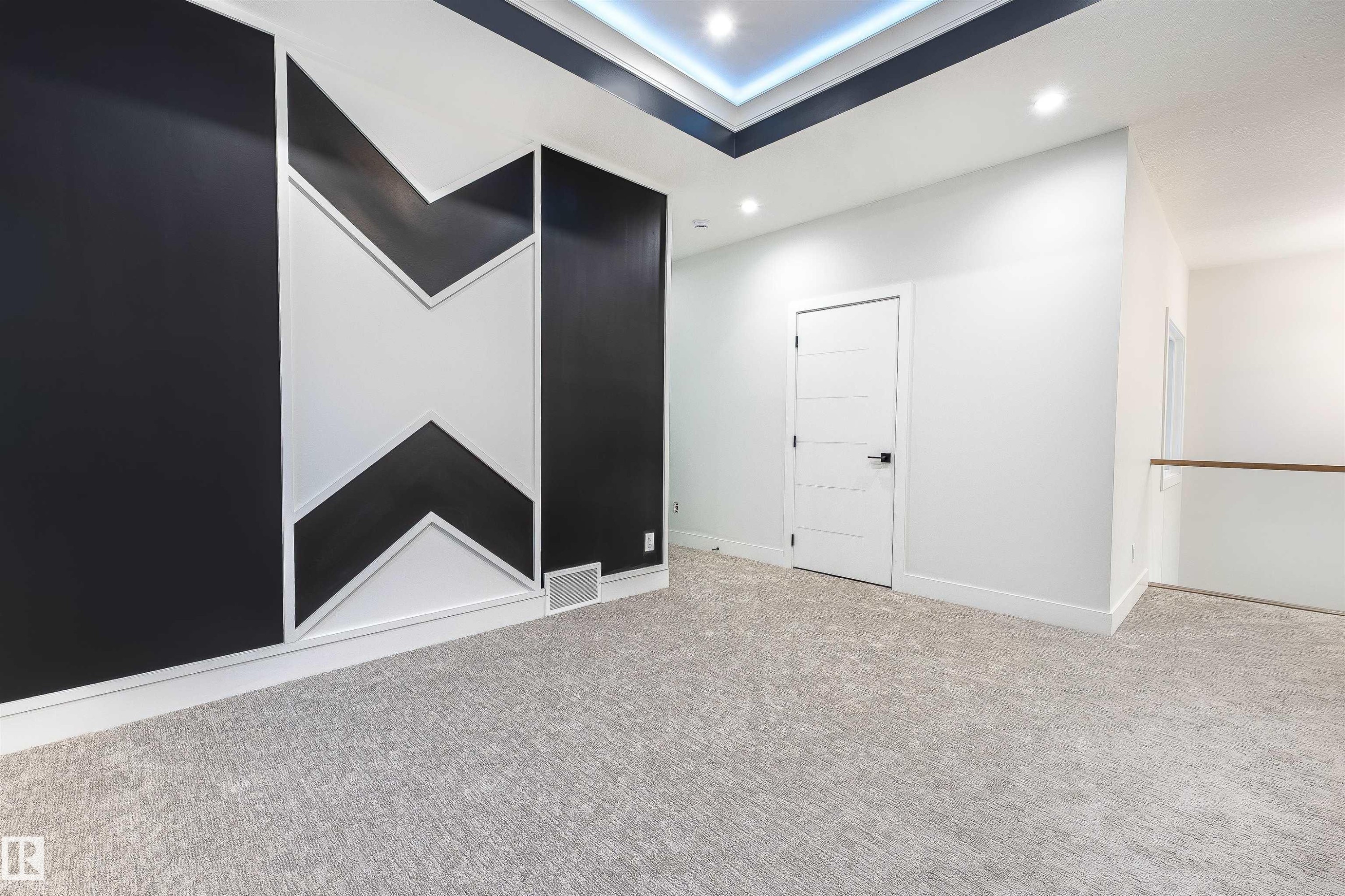 Edmonton, AB - Indoor Photo Showing Other Room