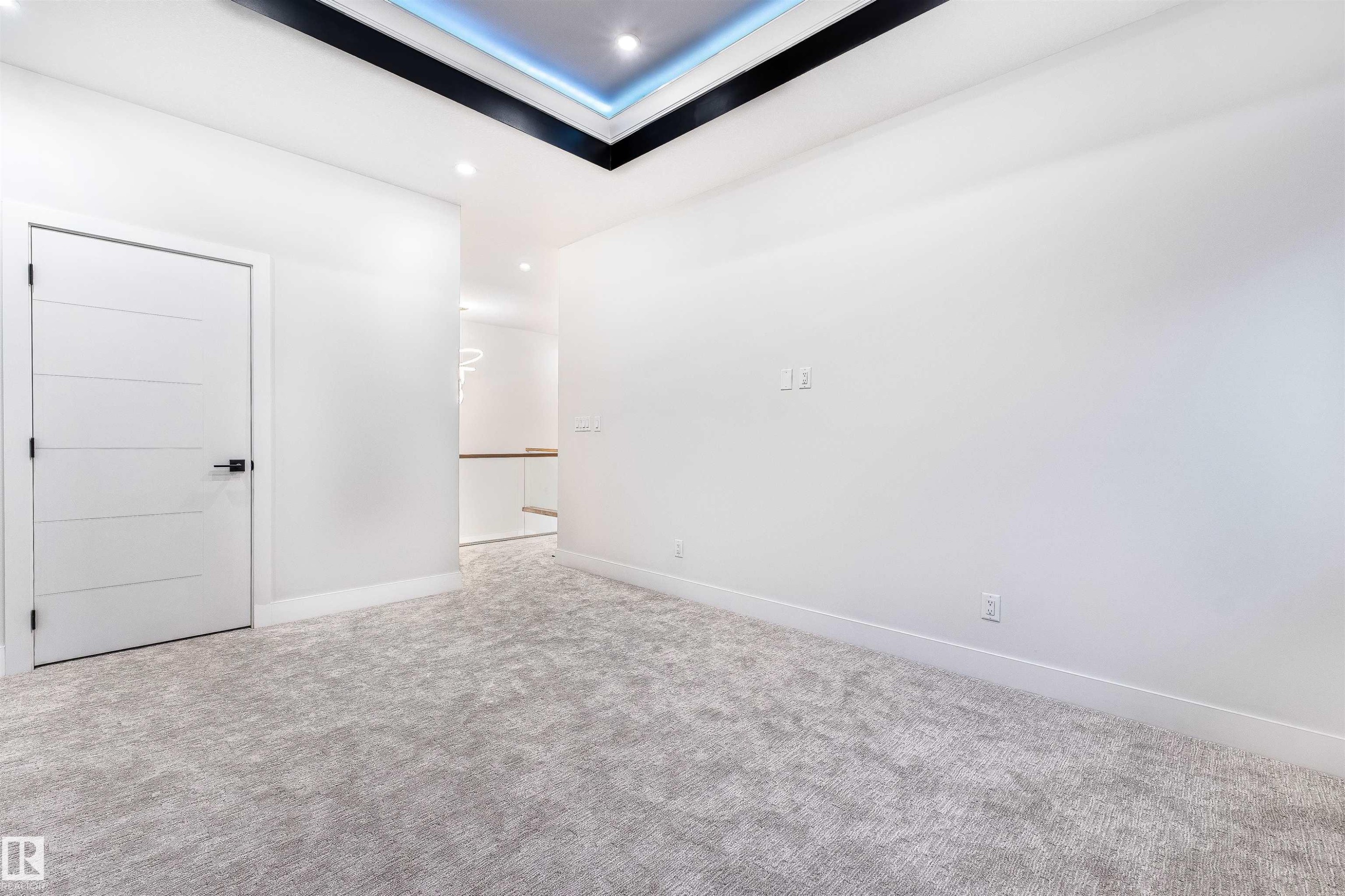 Edmonton, AB - Indoor Photo Showing Other Room