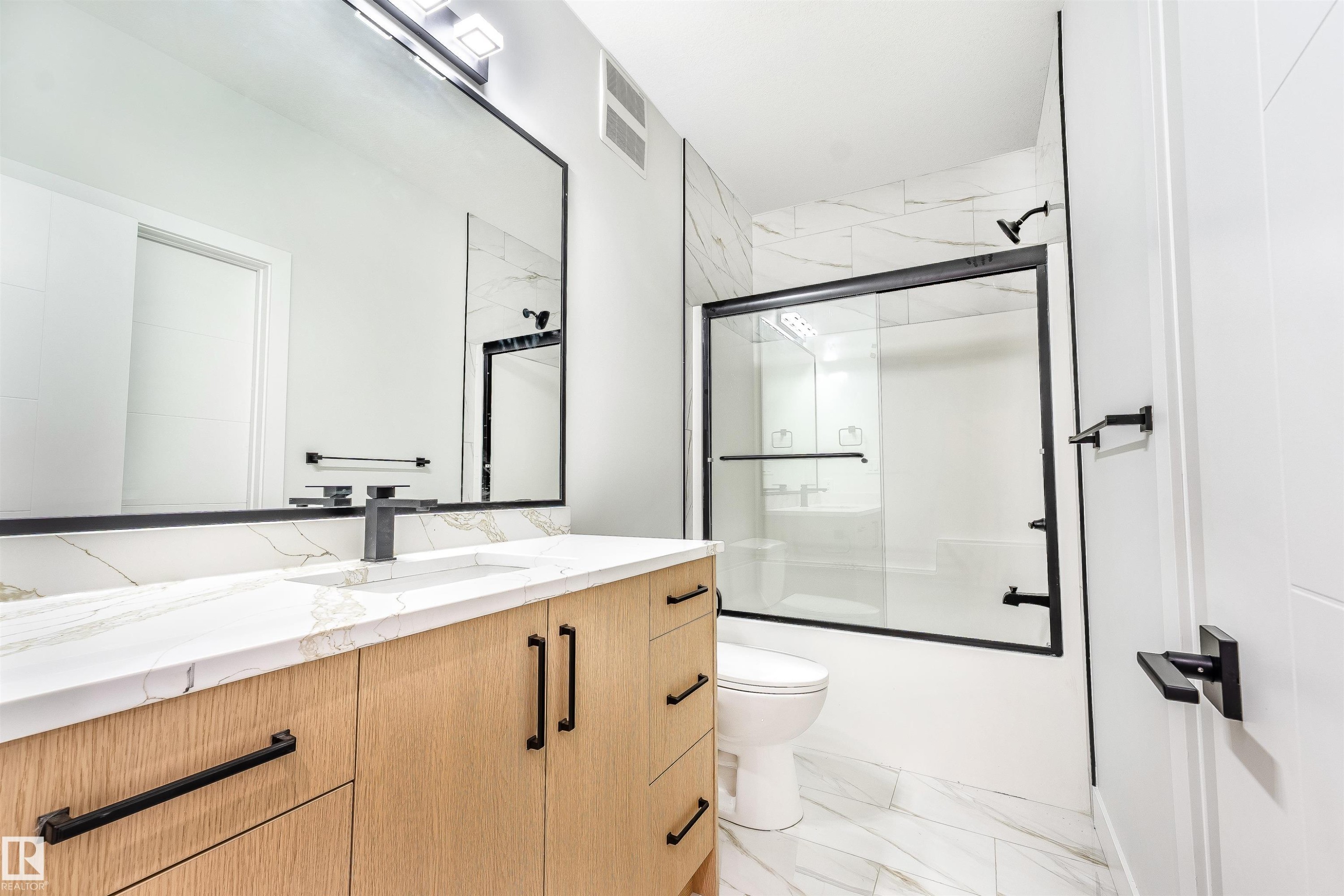 Edmonton, AB - Indoor Photo Showing Bathroom