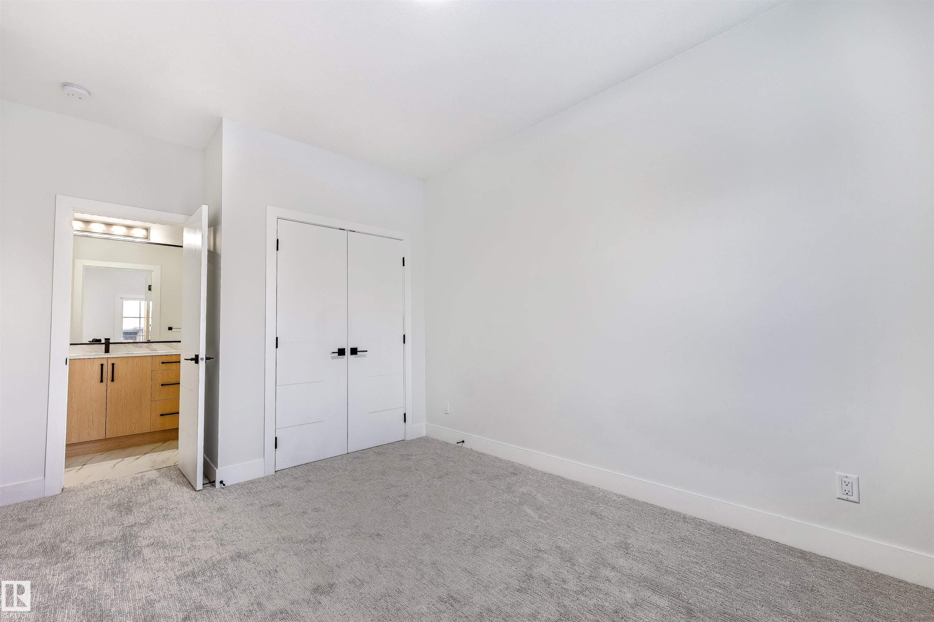 Edmonton, AB - Indoor Photo Showing Other Room