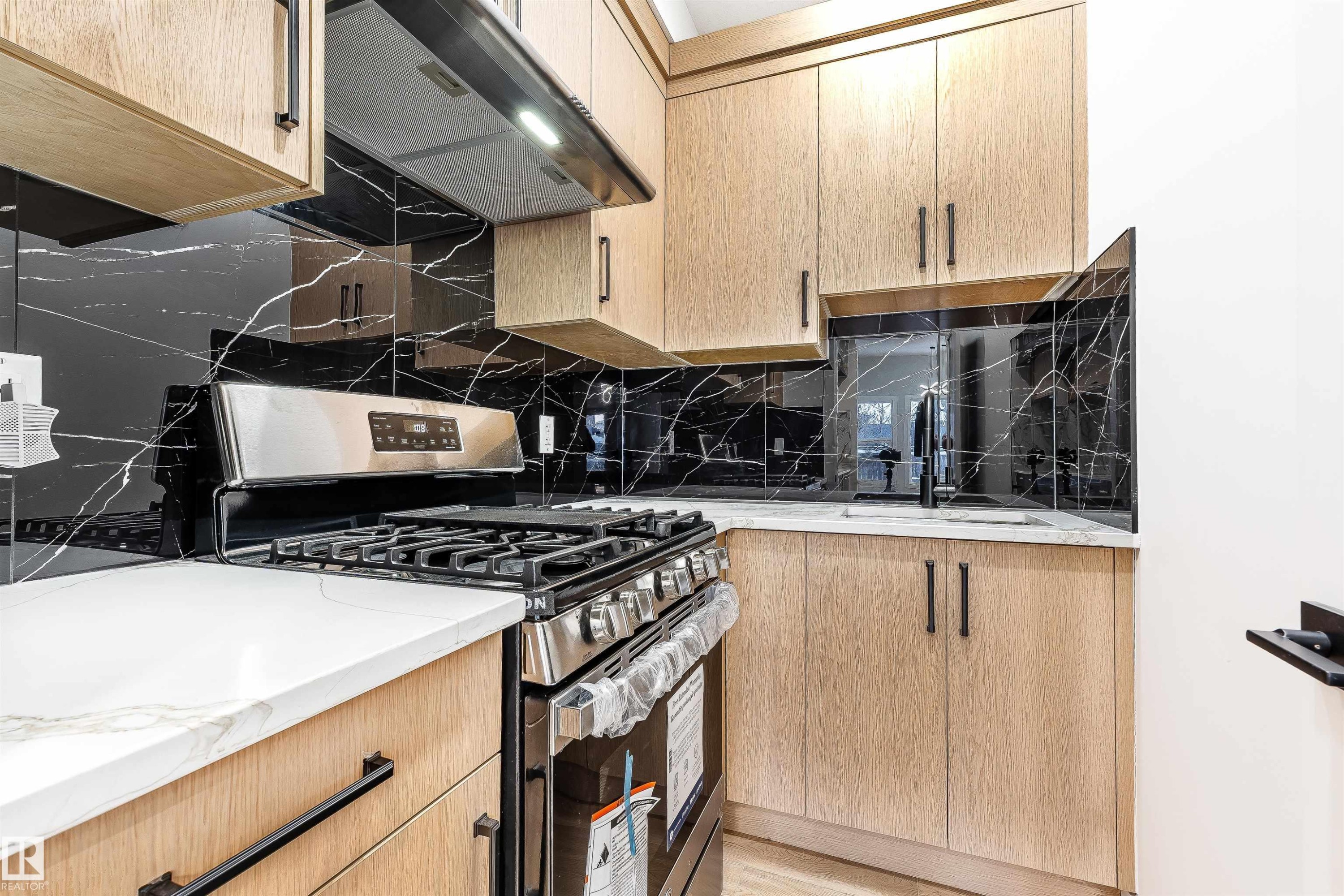 Edmonton, AB - Indoor Photo Showing Kitchen