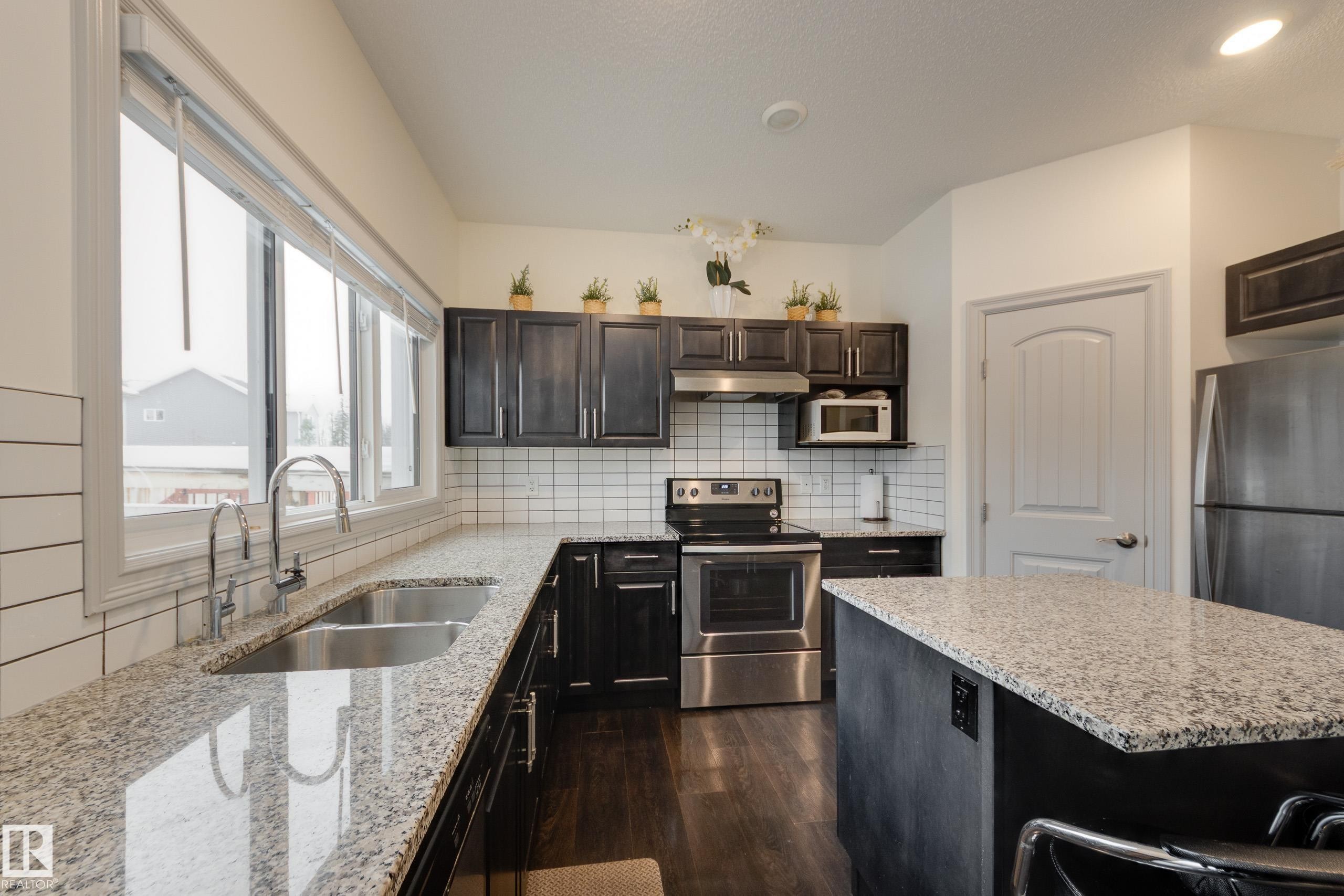 1717 Dumont Crescent, Edmonton, AB - Indoor Photo Showing Kitchen With Double Sink With Upgraded Kitchen