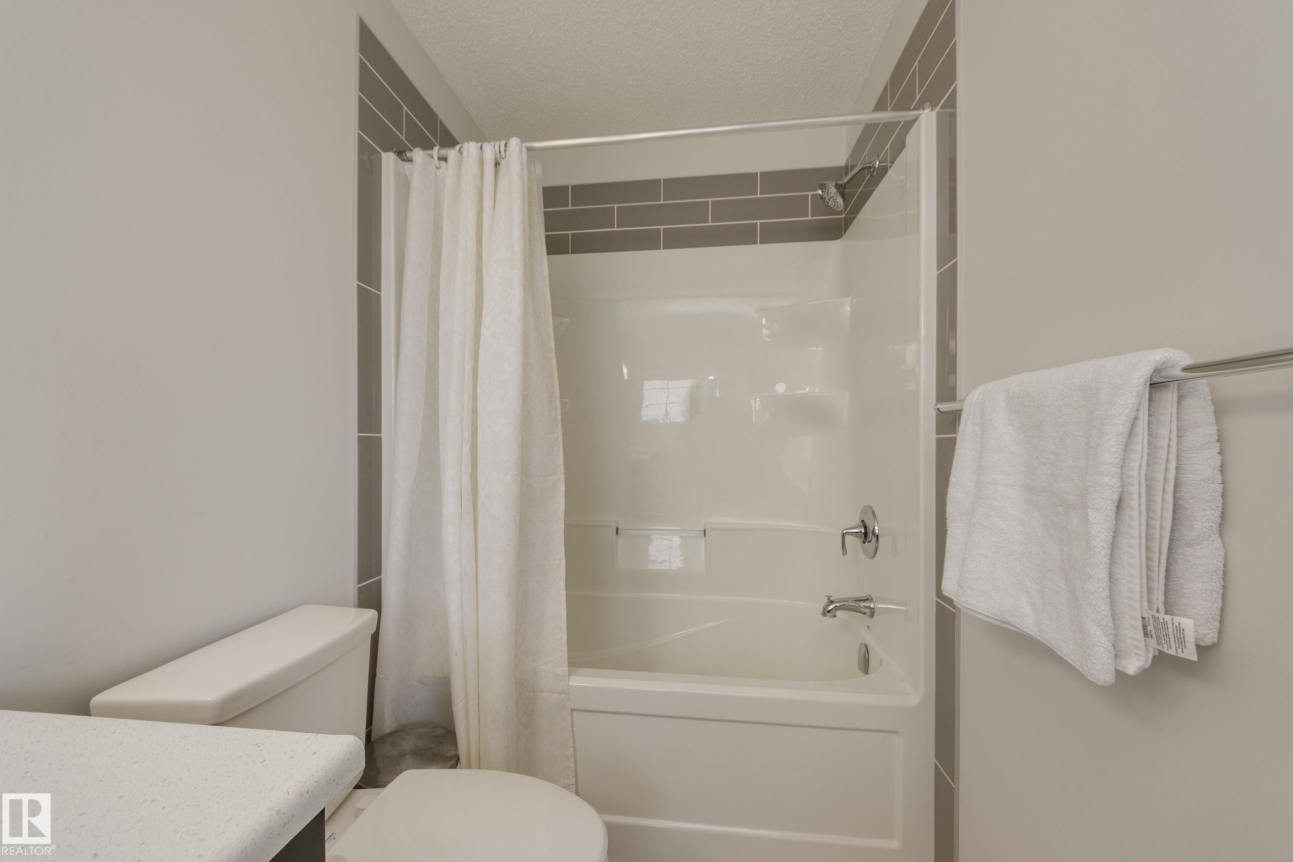 1717 Dumont Crescent, Edmonton, AB - Indoor Photo Showing Bathroom