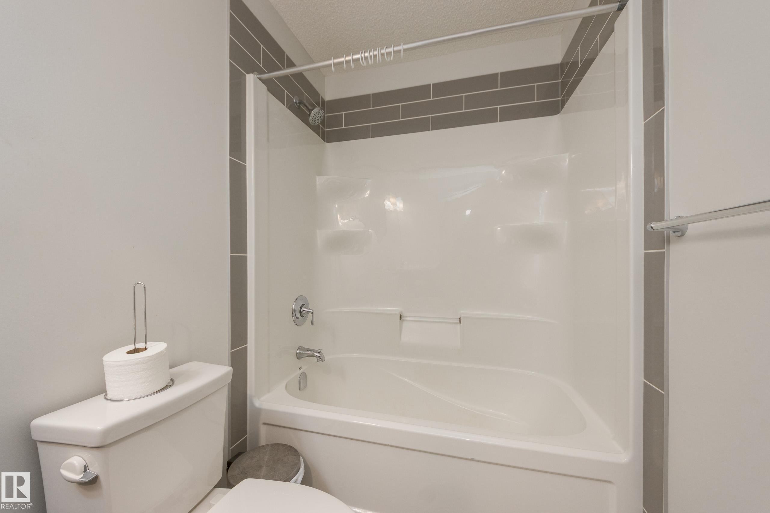 1717 Dumont Crescent, Edmonton, AB - Indoor Photo Showing Bathroom