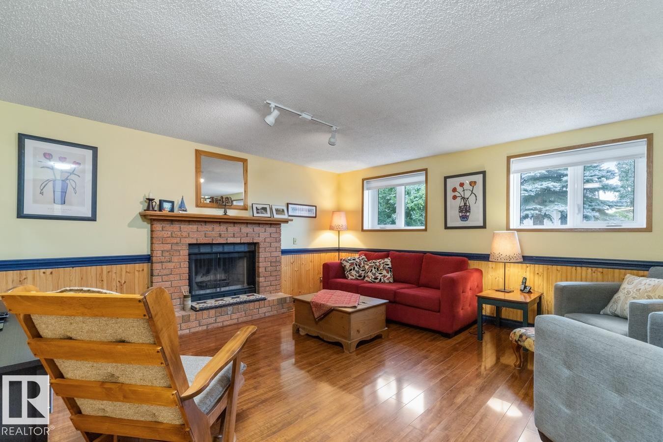 4631 10 Avenue, Edmonton, AB - Indoor Photo Showing Living Room With Fireplace