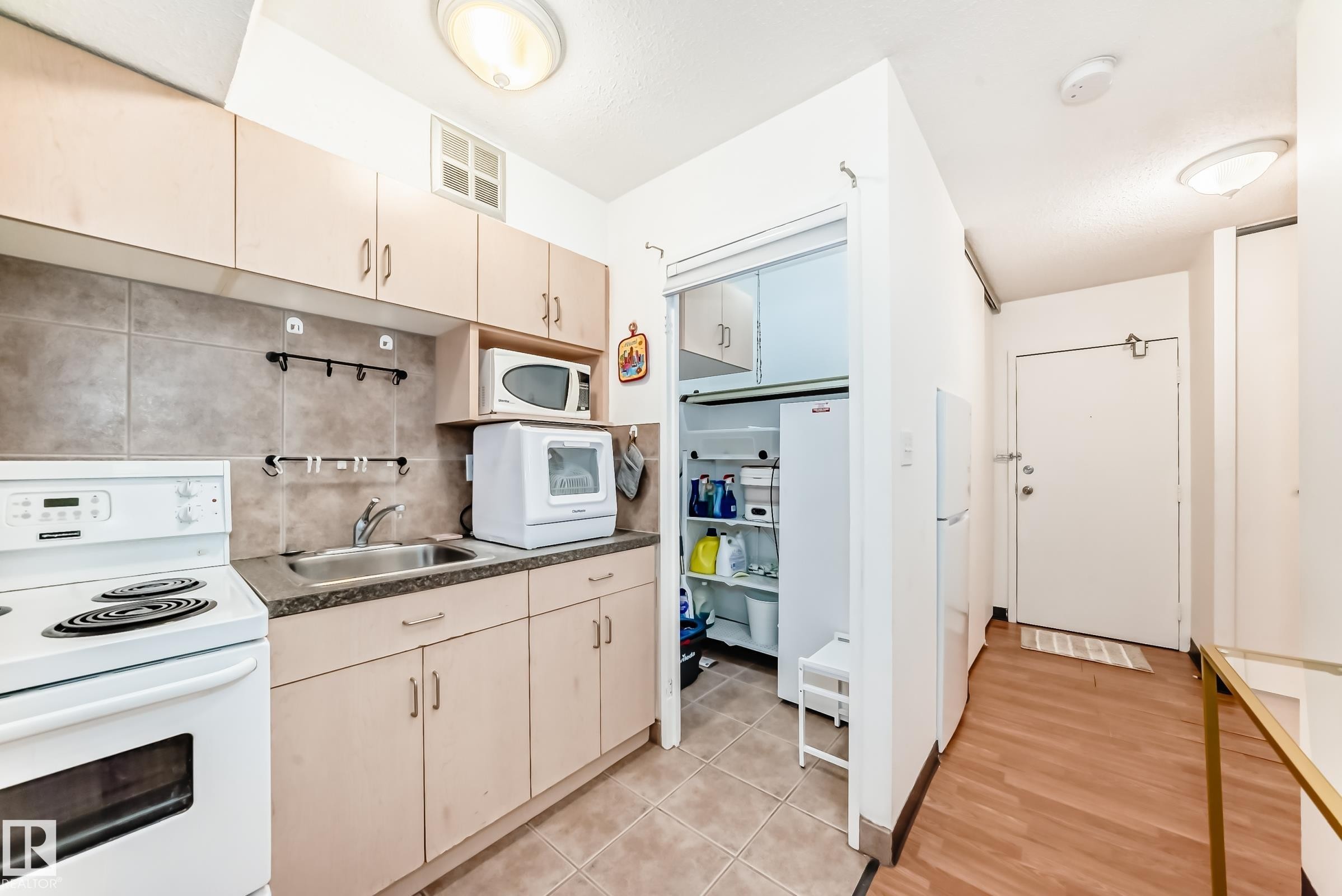 621 10160 114 Street, Edmonton, AB - Indoor Photo Showing Kitchen