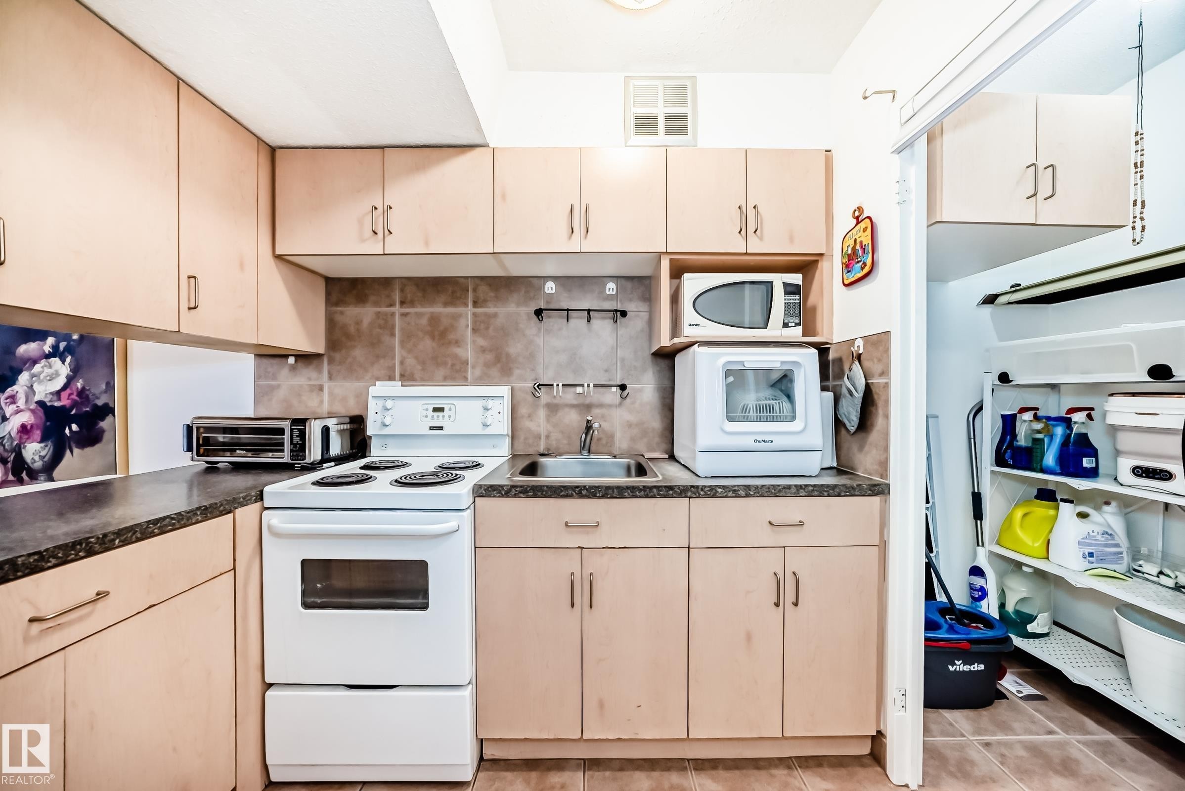 621 10160 114 Street, Edmonton, AB - Indoor Photo Showing Kitchen