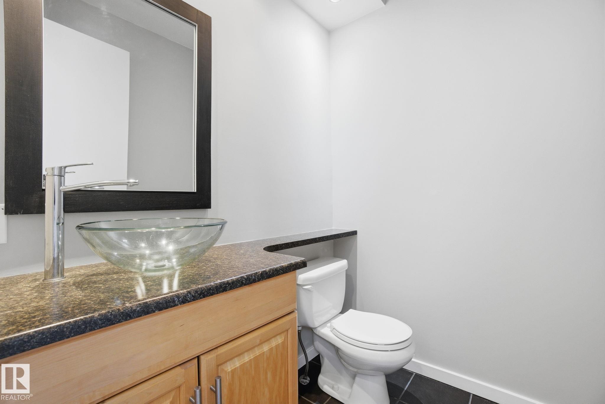 4 14315 Stony Plain Road, Edmonton, AB - Indoor Photo Showing Bathroom