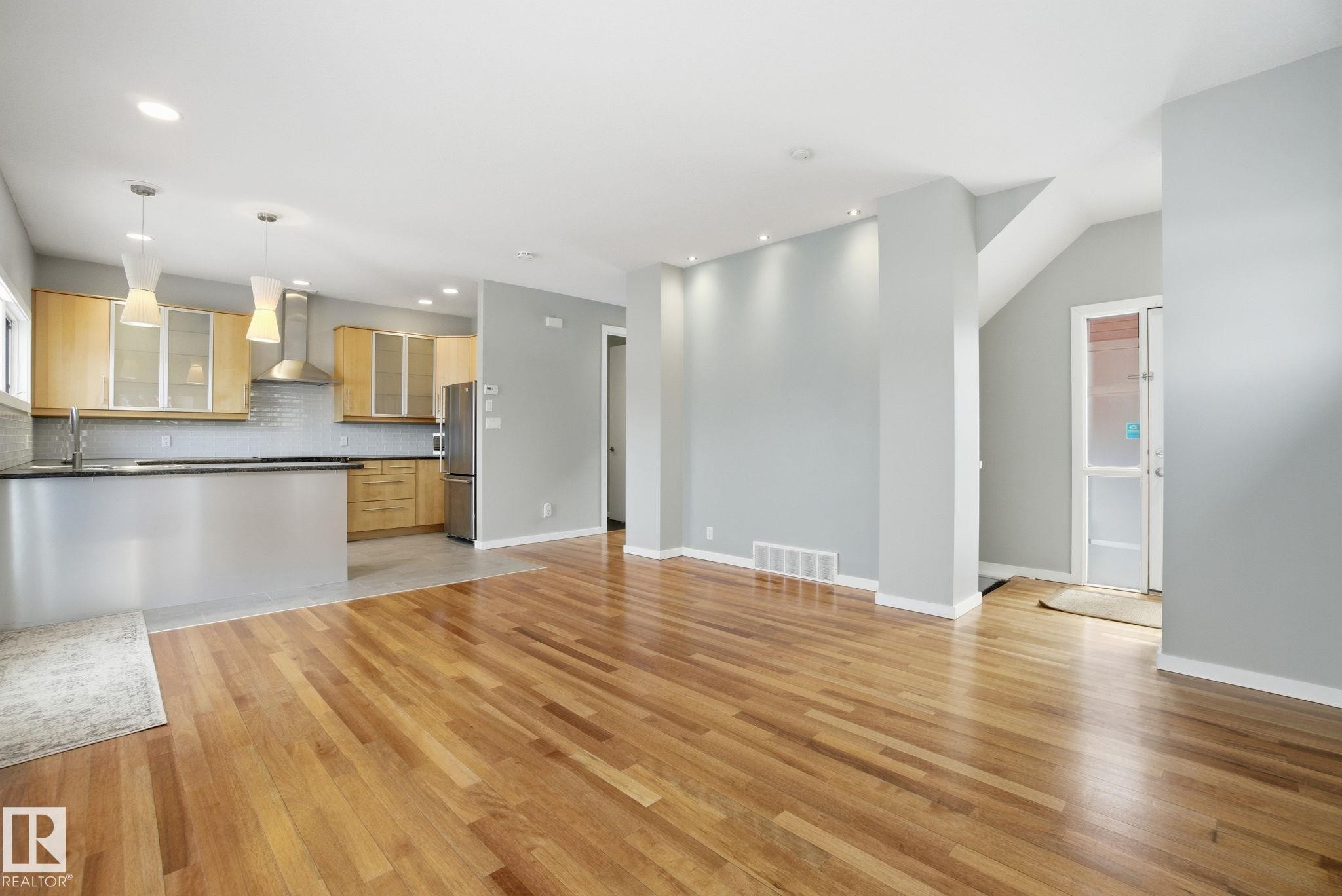 4 14315 Stony Plain Road, Edmonton, AB - Indoor Photo Showing Kitchen
