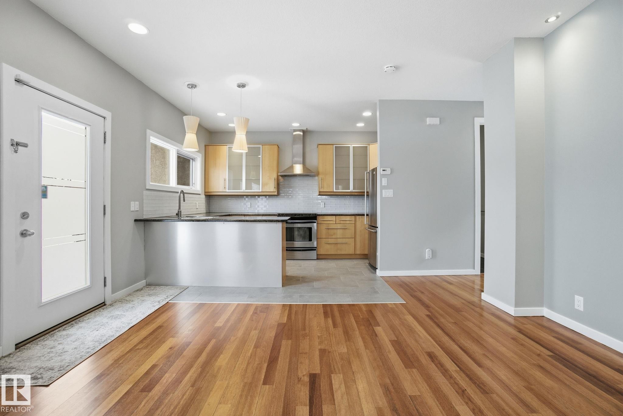 4 14315 Stony Plain Road, Edmonton, AB - Indoor Photo Showing Kitchen
