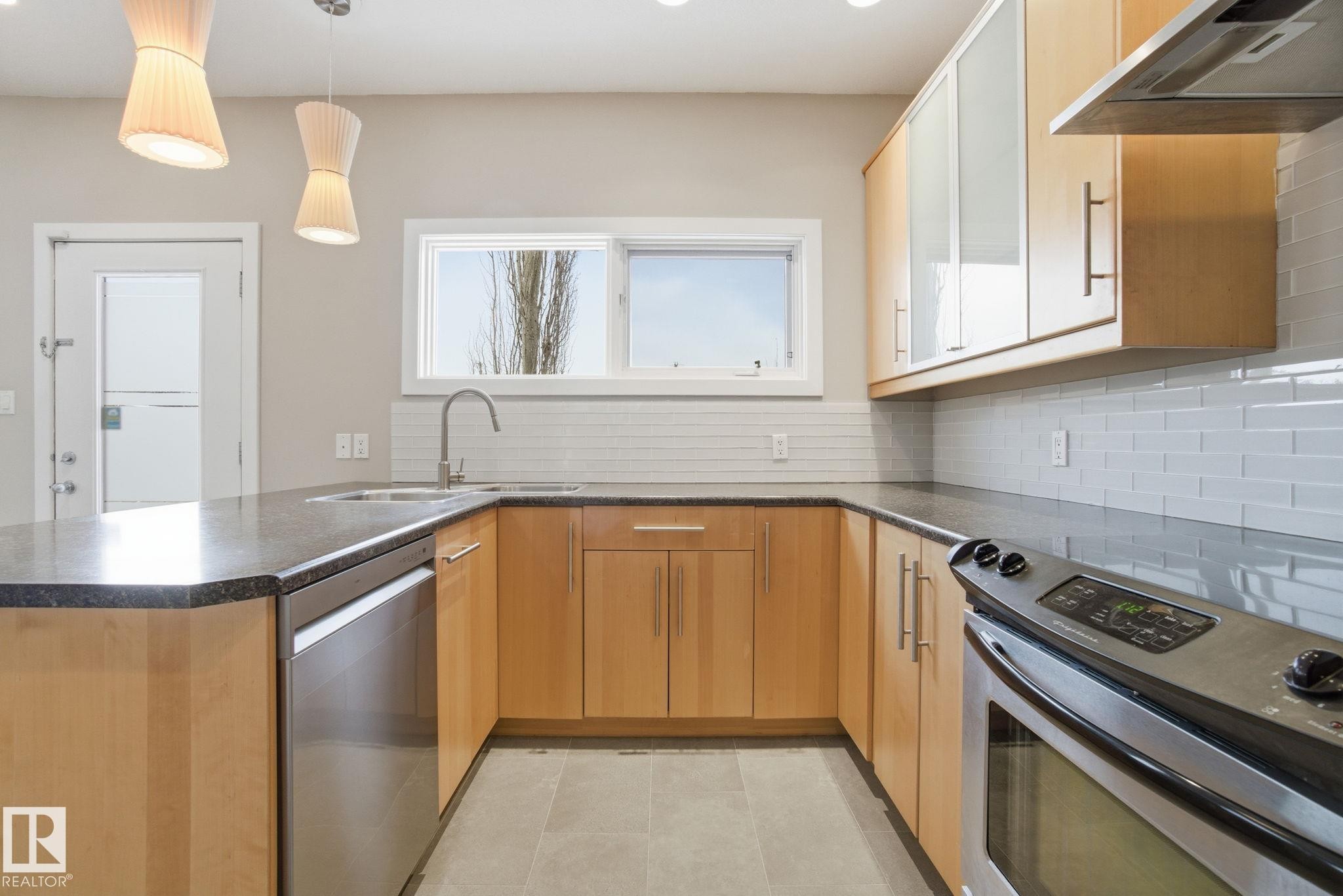 4 14315 Stony Plain Road, Edmonton, AB - Indoor Photo Showing Kitchen